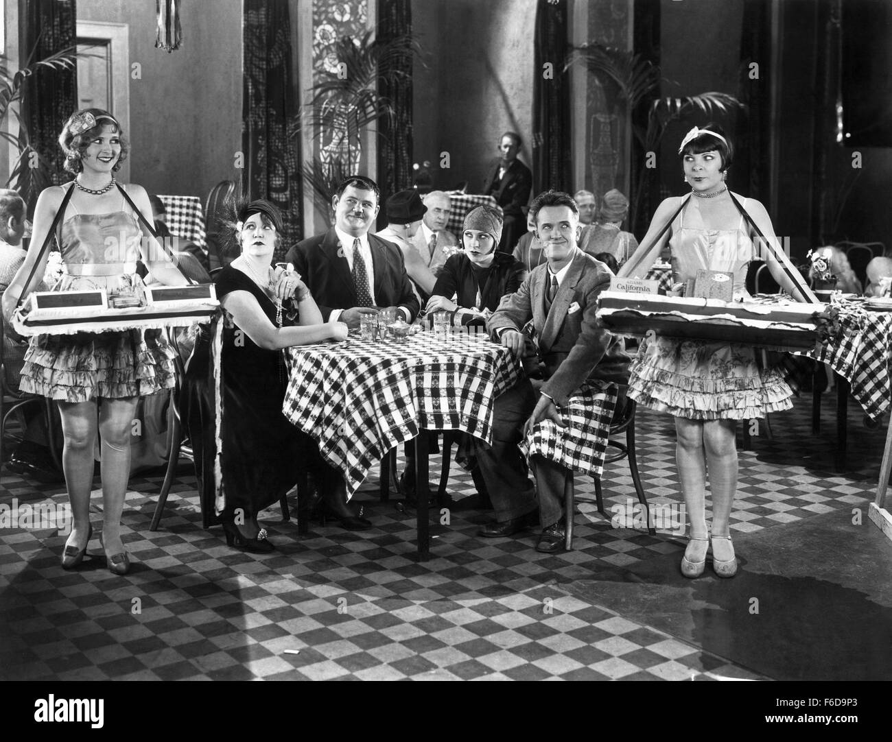 1. Januar 1920 - Kay Deslys, Anita Garvin, Oliver Hardy und Stan Laurel am Set des Films, ihre lila Moment, 1928 (Bild Kredit: C Glasshouse/Unterhaltung Bilder) Stockfoto