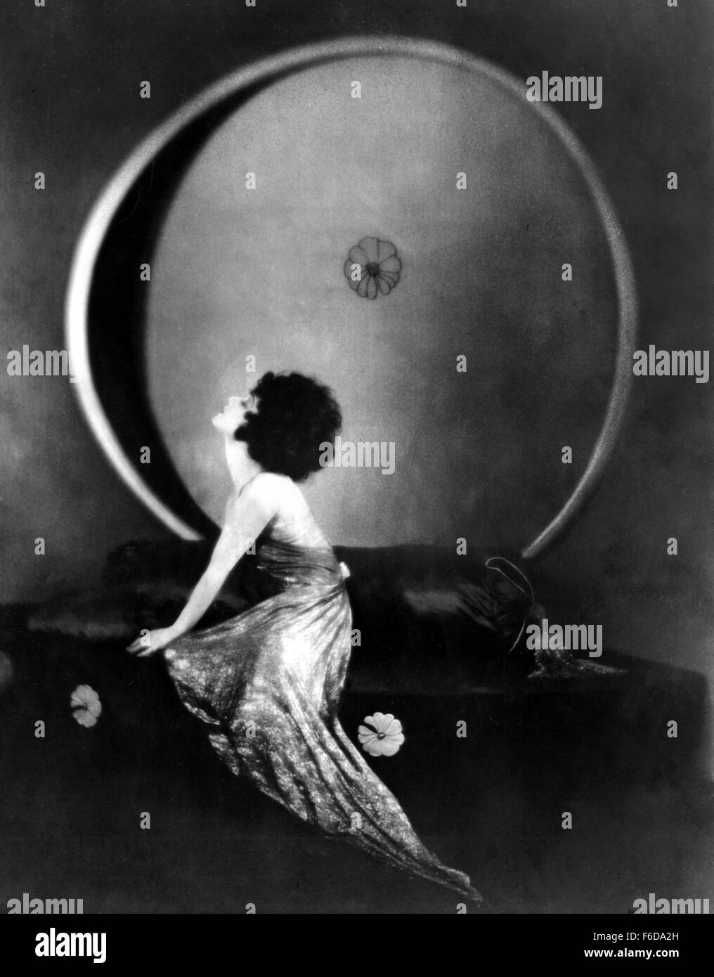 Erscheinungsdatum: 26. September 1921.   FILMTITEL: Camille.   STUDIO: Nazimova Produktionen.   PLOT: Camille ist eine Kurtisane in Paris. Sie fällt tief in der Liebe mit einem jungen Mann der Verheißung, Armand Duval. Als Armands Vater ihr nicht, seine Hoffnung auf eine Karriere und Position zu ruinieren, durch die Heirat mit Armand bittet, sie duldet und lässt ihren Geliebten. Jedoch wenn Armut und unheilbaren Krankheit ihr überwältigen, entdeckt Camille, dass Armand nicht seine Liebe zu ihr verloren hat.   Im Bild: Alla Nazimova. Stockfoto