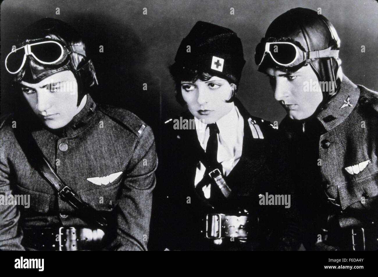 Datum der Freigabe: 5. Januar 1927 Film Titel: Flügel STUDIO: Paramount Bilder Regie: William A. Wellman PLOT: zwei junge Männer, ein Reich, eine Mittelschicht, die in dieselbe Frau verliebt sind, werden Jagdflieger im ersten Weltkrieg.   Im Bild: RICHARD ARLEN als David Armstrong, CLARA BOW als Mary Preston und CHARLES "Buddy" ROGERS als Jack Powell (als Charles Rogers).   (Bild Kredit: C Paramount Pictures/Entertainment Bilder) Stockfoto