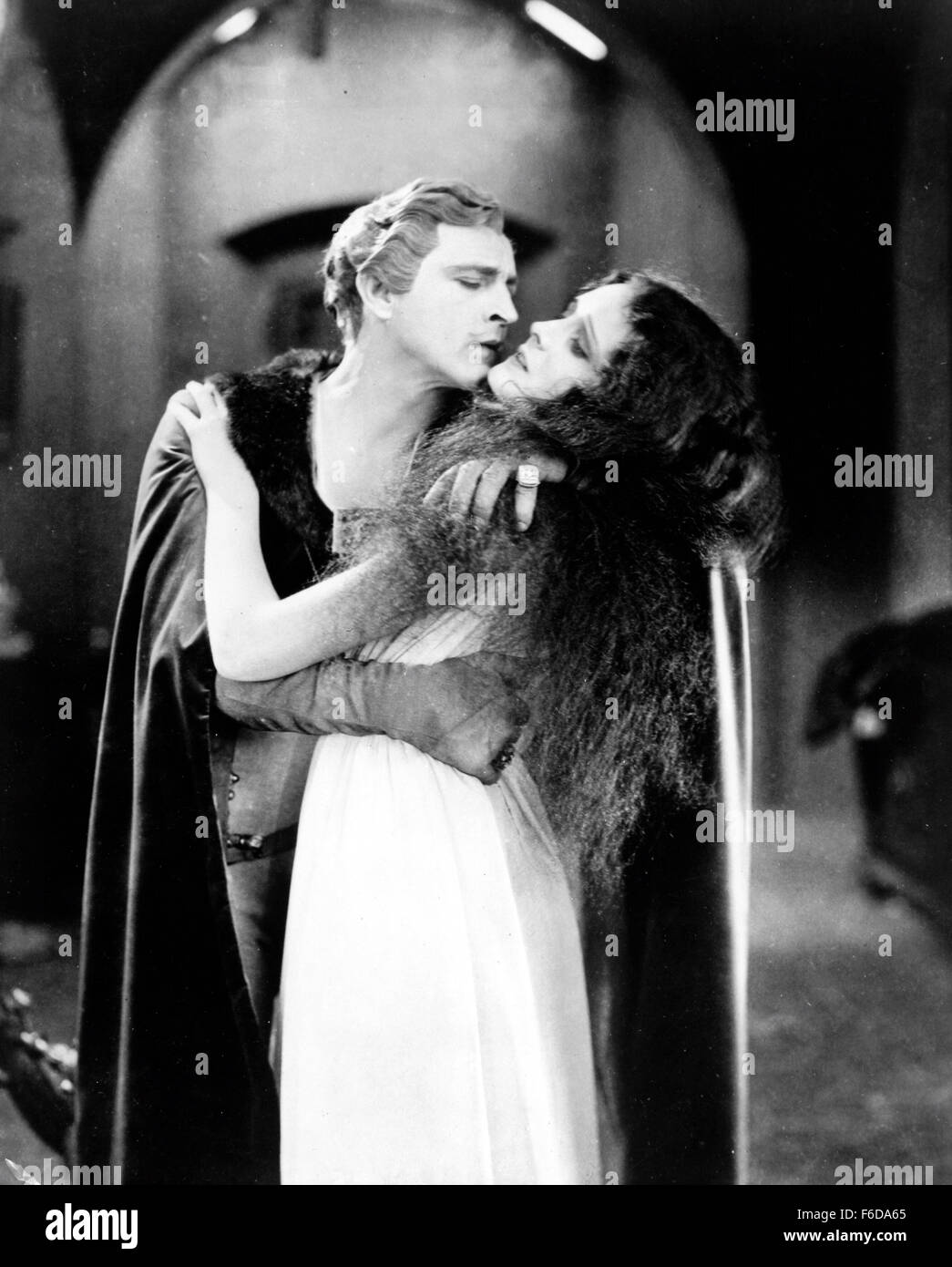 Datum der Freigabe: 19. Februar 1927 Film Titel: Don Juan STUDIO: Warner Bros.-Bilder-Direktor: Alan Crosland PLOT: gäbe es eine Sache, die von seinem Vater Don Jose Don Juan de Marana gelernt, es war, dass Frauen Sie drei Dinge - leben, Enttäuschung und Tod gab. Bei seinem Vater war es seine Frau Donna Isobel und Donna Elvira, die letztere geliefert. Don Juan ließ sich in Rom nach dem Besuch der Universität von Pisa. Rom wurde von den tyrannischen Borgia-Familie bestehend aus Caesar, Lucrezia und Graf Donati betrieben. Juan hat seinen Weg mit und wurde von vielen Frauen verfolgt, aber es ist th Stockfoto