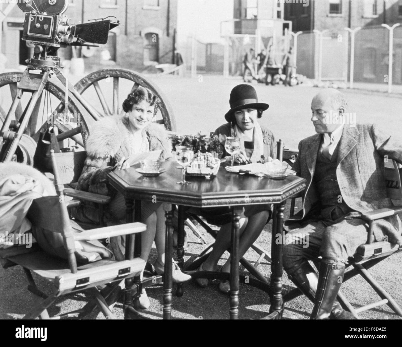 Erscheinungsdatum: 19. April 1927 Film Titel: The King of Kings STUDIO: DeMille Bilder Corporation Regie: Cecil B. DeMille PLOT: Mary Magdalene wird wütend, wenn Judas, jetzt ein Nachfolger von Jesus, nicht zu ihrem fest kommen. Sie geht auf um Jesus zu sehen und wird reumütig.   Im Bild: CECIL DeMILLE und JEANIE MacPHERSON.   (Bild Kredit: C DeMille Pictures Corporation/Unterhaltung Bilder) Stockfoto