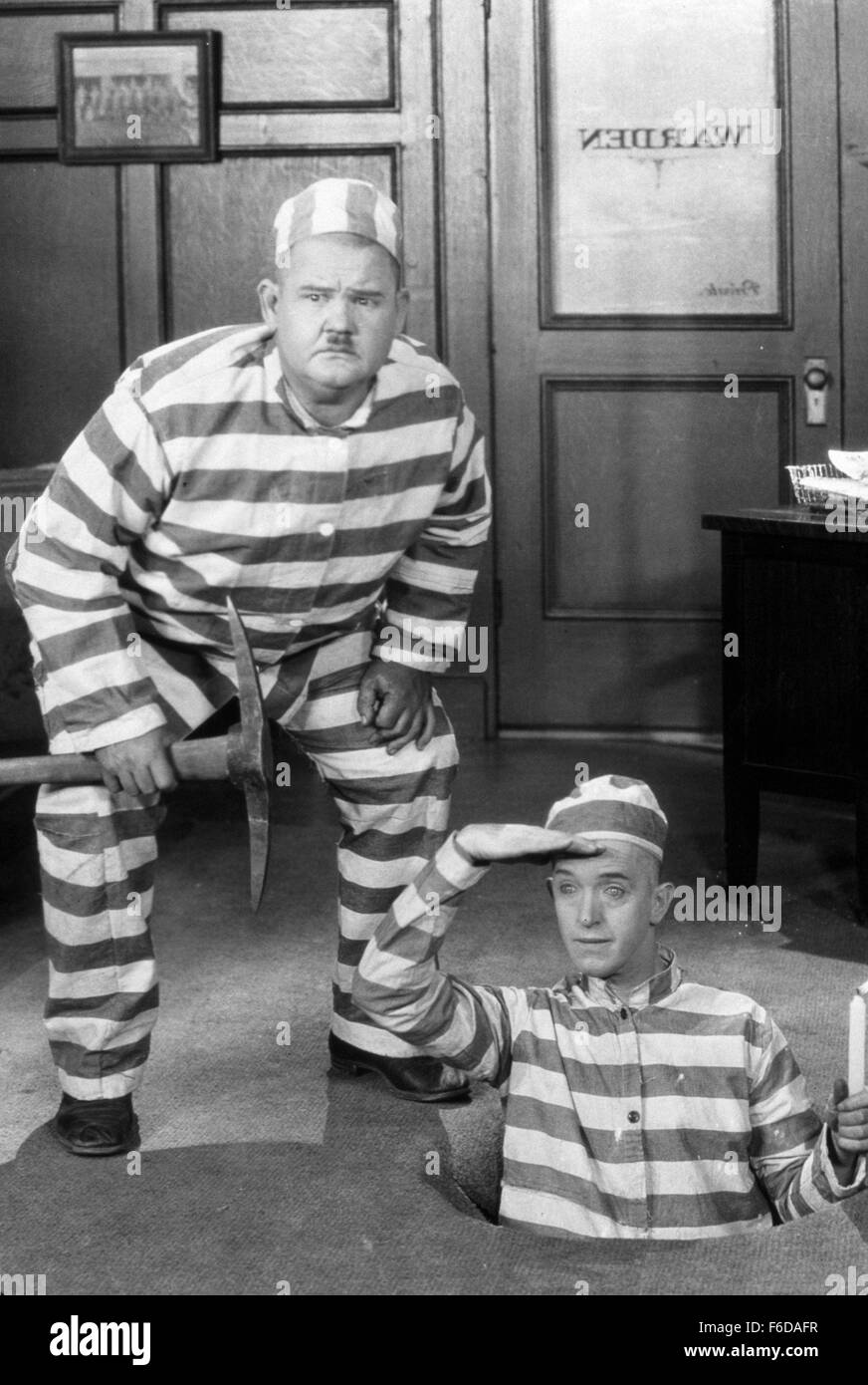 Erscheinungsdatum: 8. Oktober 1927 Film Titel: die zweiten 100 Jahre STUDIO: Hal Roach Studios Regisseur: Fred Guiol PLOT: zwei Sträflinge (Laurel & Hardy), bei einem Fluchtversuch, Tunnel in die Chefin Büro, stattdessen.   Im Bild: OLIVER HARDY als große Goofy und STAN LAUREL als etwas merkwürdig.   (Bild Kredit: C Hal Roach Studios/Unterhaltung Bilder) Stockfoto
