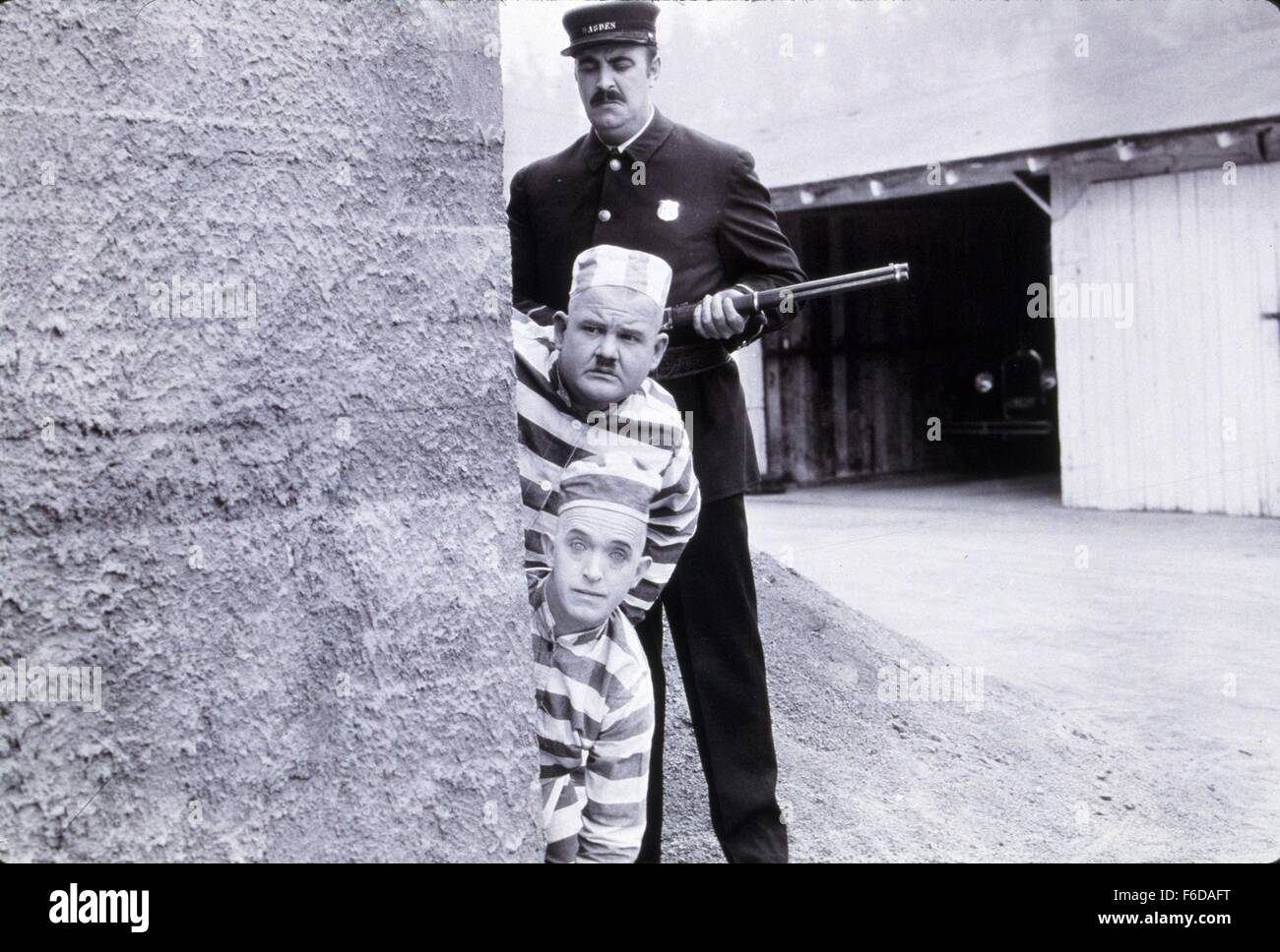 Erscheinungsdatum: 8. Oktober 1927 Film Titel: die zweiten 100 Jahre STUDIO: Hal Roach Studios Regisseur: Fred Guiol PLOT: zwei Sträflinge (Laurel & Hardy), bei einem Fluchtversuch, Tunnel in die Chefin Büro, stattdessen.   Im Bild: OLIVER HARDY als große Goofy und STAN LAUREL als etwas merkwürdig.   (Bild Kredit: C Hal Roach Studios/Unterhaltung Bilder) Stockfoto