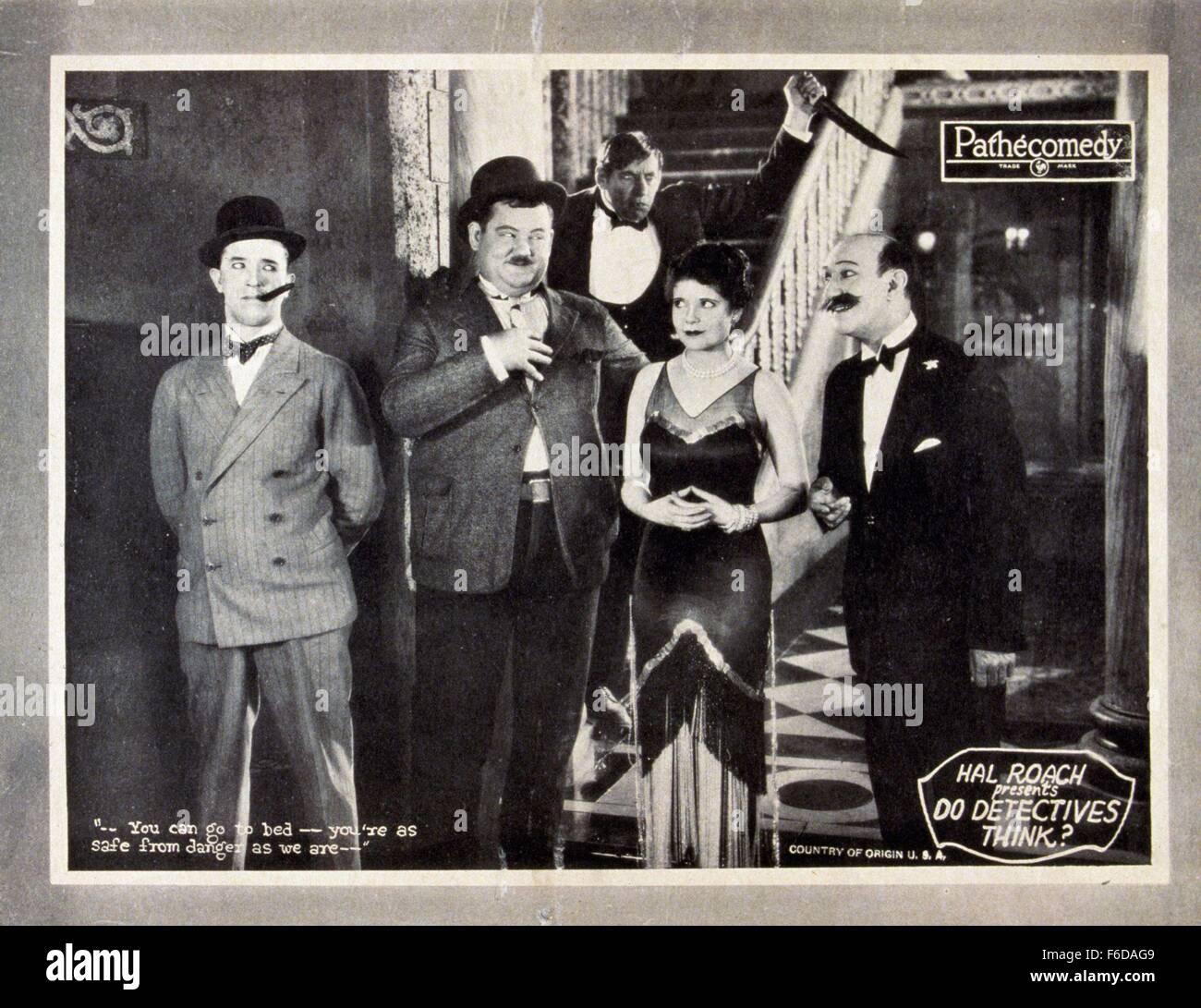 Datum der Freigabe: 20. November 1927 FILMTITEL: Detektive denken zu tun?   STUDIO: Hal Roach Studios PLOT: unbekannt.   Im Bild: JAMES FINLAYSON als Richter Foozle, OLIVER HARDY als Sherlock Pinkham, STAN LAUREL als Ferdinand Finkleberry, VIOLA RICHARD als Mrs Foozle. Stockfoto