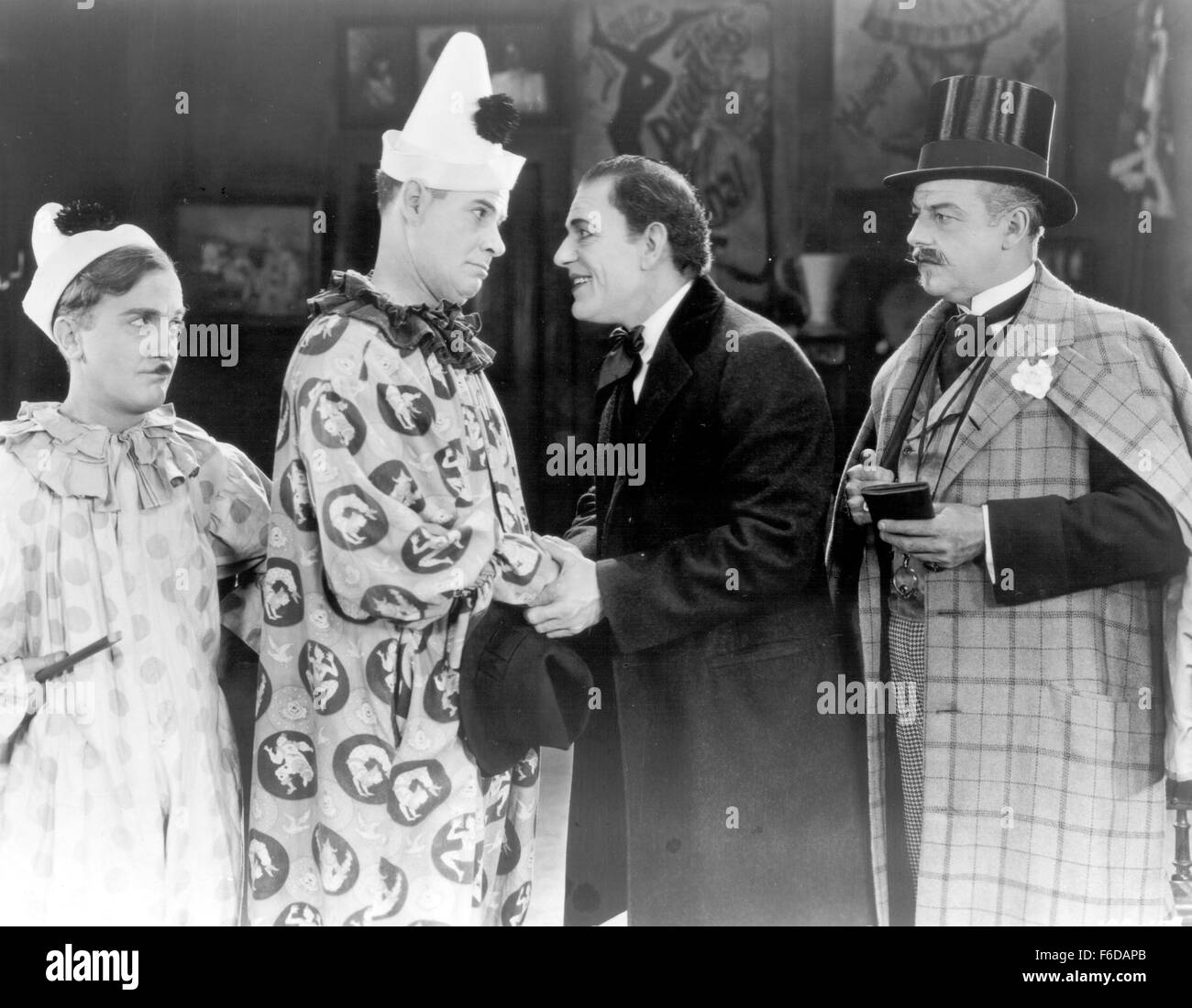 Veröffentlichungsdatum: 9. November 1924. FILMTITEL: Wer schlug bekommt. STUDIO: Metro-Goldwyn-Mayer (MGM). PLOT: Geschichte eines Erfinders leidenden, Verrat im Leben, einer Karriere davon macht ein Clown zu dessen Handlung, besteht aus immer schlug durch die Clowns. Er verliebt sich in eine andere Zirkuskünstler, und diejenigen, die ihn verraten Betreten seines Lebens noch einmal. Bild: LON CHANEY als Paul Beaumont, JOHN GILBERT als Bezano, BRANDON HURST als Clown und GEORGE DAVIS als Clown. Stockfoto