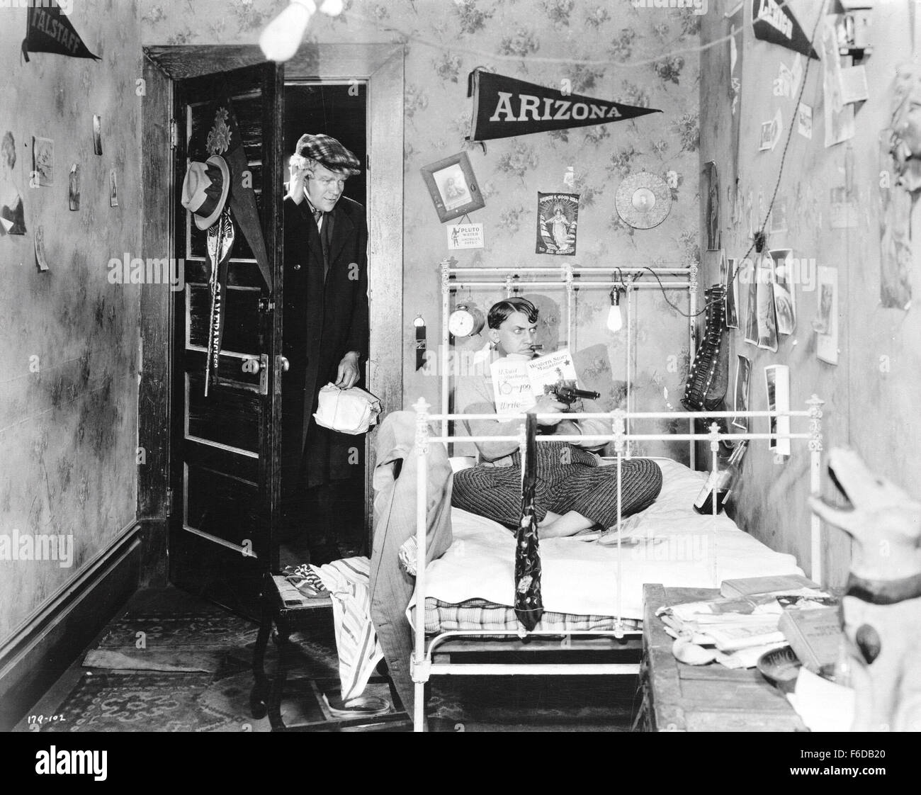 VERÖFFENTLICHT: 4. Dezember 1924 - Film Originaltitel: Gier. PLOT: Bergmann-gedreht-Zahnarzt McTeague gewinnt junge Trina Sieppe Weg von ihrem Cousin Marcus, McTeague Freund. Als Trina fünftausend Dollar in einer Lotterie gewinnt, wirft Marcus McTeague heiraten sie für ihr Geld. Trina wird mehr und mehr besessen von Geld, sich weigern, ihre Gewinne zu verbringen, obwohl sie und ihr Mann in einer Notlage gezwungen werden. Wenn Marcus den Behörden informiert, dass McTeague als Zahnarzt nicht lizenziert ist, werden die berauben ihn von seinen kargen Lebensunterhalt, die Freundschaft und die Ehe zerstört. Am letzten murde Stockfoto