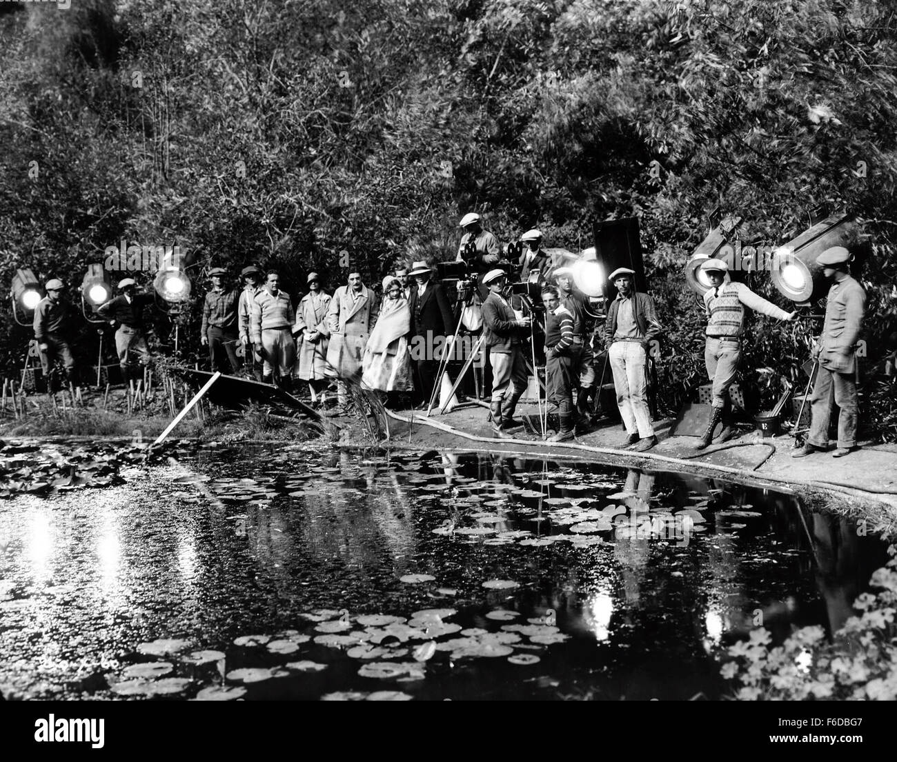 Datum der Freigabe: 24. Februar 1926.   FILMTITEL: La Boheme.   STUDIO: Metro-Goldwyn-Mayer (MGM).   PLOT: Mimi ist durch seine Güte zu Rudolphe angezogen. Während der Arbeit an seinem Stück schreibt er für ein Magazin. Mimi trägt seine Artikel auf dem Papier, und weil sie zu spät sind, wird er gefeuert. Aus Angst vor den Nachrichten möglicherweise verletzt seine Spiel-schriftstellerischen Fähigkeiten, sie arbeitet spät in die Nacht nähen, ohne sein wissen, und der Erlös verwendet, um ihn seiner erwarteten Gehalt zu zahlen. Sie trifft einen Freund denkt, um ihn zu lesen und das Stück produziert, aber Rudoplhe ist eifersüchtig und sie ist zutiefst verletzt. Leiden, auch Rud unbekannt Stockfoto