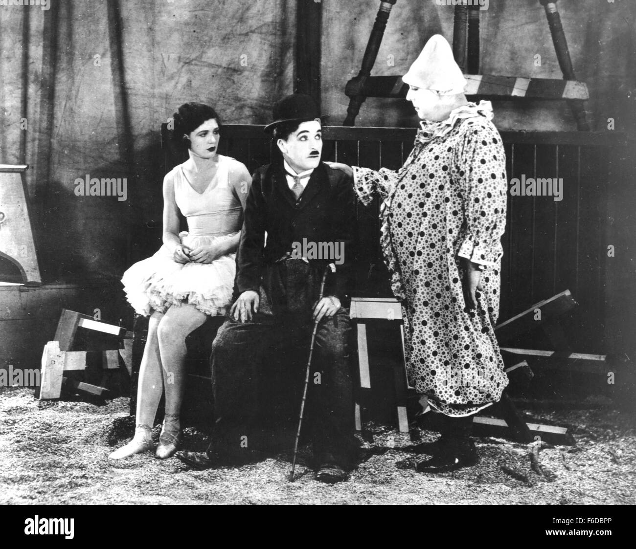 Erscheinungsdatum: 6. Januar 1928. FILMTITEL: Der Zirkus. STUDIO: Charles Chaplin-Produktionen. PLOT: Charlie Tramp Charakter sich in einem Zirkus findet, wo ist er prompt bekommt um von der Polizei gejagt, die denken, dass er ein Taschendieb. Läuft in der Bigtop, ist er ein versehentliches Gefühl mit seinen lustigen Bemühungen, die Polizei zu entziehen. Der Zirkusdirektor/Besitzer sofort heuert ihn, aber entdeckt, dass das Tramp mit Absicht lustig sein kann, so er nutzt die Situation nimmt mit der Tramp ein Hausmeister gerade passiert immer in der Bigtop bei Showtime. In Unkenntnis dieser Ausnutzung, fällt das Tramp f Stockfoto
