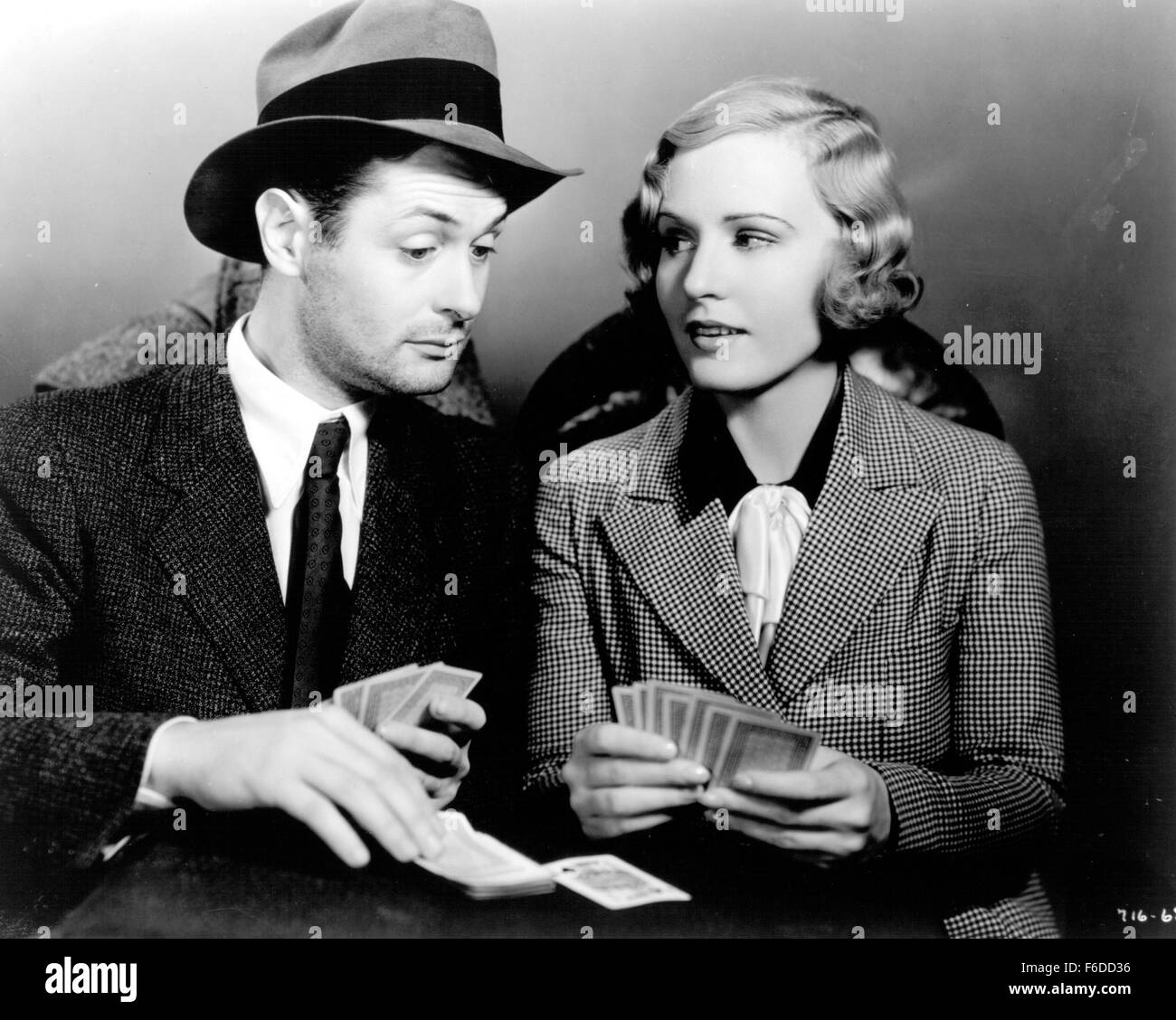 Datum der Freigabe: 5. Januar 1934. FILMTITEL: Flüchtige Liebhaber. STUDIO: Metro-Goldwyn-Mayer (MGM). PLOT: In einem hoffnungsvollen Versuch, Gangster Beine Catic, Tänzerin entziehen Letty Morris einen Bus in New York nach Los Angeles--gebunden Hopfen mit Beine schließen Sie auf den Fersen. Auf dem Weg, die, den entflohenen Häftling Paul Porter Bus abholt, Verbündete, die sich schnell mit Letty. Mit der Polizei in Nacheile und Beinen Überwachung seine jede Bewegung mit Letty läuft Paul aus Zeit und Ideen. Im Bild: ROBERT MONTGOMERY als Paul Porter und MADGE EVANS als Letty Morris. Stockfoto