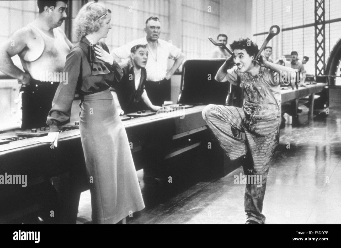 Datum der Freigabe: 25. Februar 1936. FILMTITEL: Neuzeit. STUDIO: Charles Chaplin-Produktionen. PLOT: Chaplins letzter "stiller" Film, voller Sound-Effekte, wurde gemacht, als alle anderen Tonfilm machte. Charlie stellt sich gegen die moderne Gesellschaft das Maschinenzeitalter (Credit Bild: Entertainment Bilder) Stockfoto