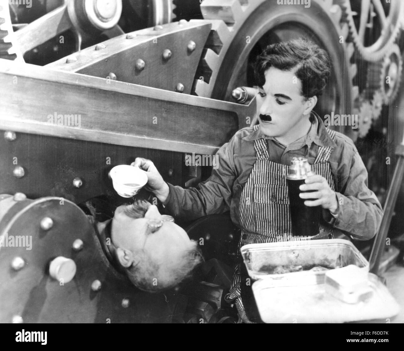 Datum der Freigabe: 25. Februar 1936. FILMTITEL: Neuzeit. STUDIO: Charles Chaplin-Produktionen. PLOT: Chaplins letzter "stiller" Film, voller Sound-Effekte, wurde gemacht, als alle anderen Tonfilm machte. Charlie stellt sich gegen die moderne Gesellschaft das Maschinenzeitalter (Credit Bild: Entertainment Bilder) Stockfoto