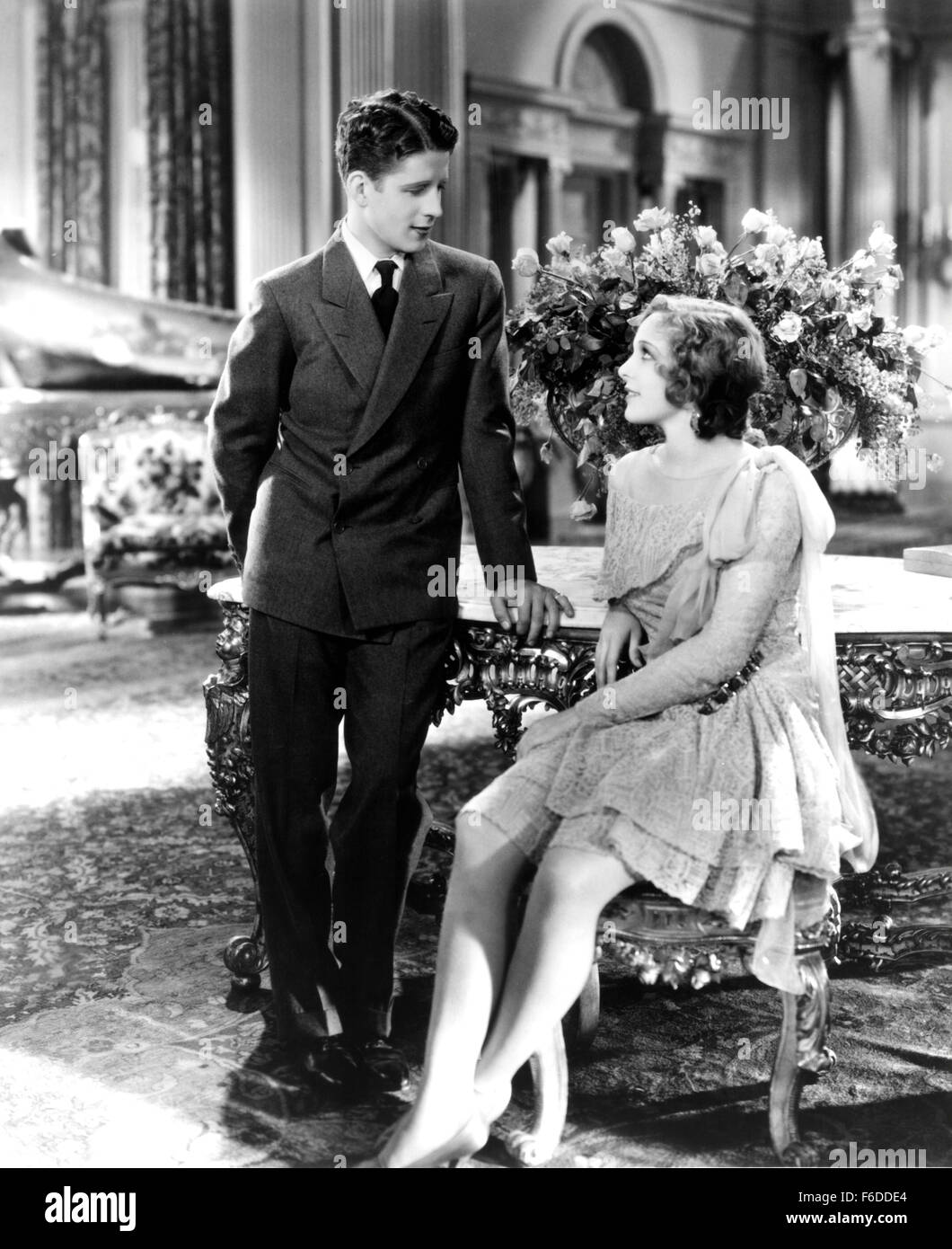 Datum der Freigabe: 1. Dezember 1929. FILMTITEL: Der Vagabund Liebhaber. STUDIO: RKO Radio Pictures. PLOT: College senior Rudy Bronson bildet eine Band mit anderen Studenten und beschließt, sie zu Long Island Haus von Ted Grant, seine Versandhandel Saxophonlehrer nehmen. Grant und seine Manager jedoch verärgert über Rudy es anhaltenden Versuche für die Zulassung, in der Stadt zu fliehen. Die Band macht einen letzten Versuch, das Haus zu betreten, durch den Abbau der Tür, aber sie sind von der Nachbarin, Frau Whitehall und ihre charmante Nichte Jean, rufen Sie die Polizei, die denken, sie sind Einbrecher erlebt. Sport, einer der das Bandmitglied Stockfoto