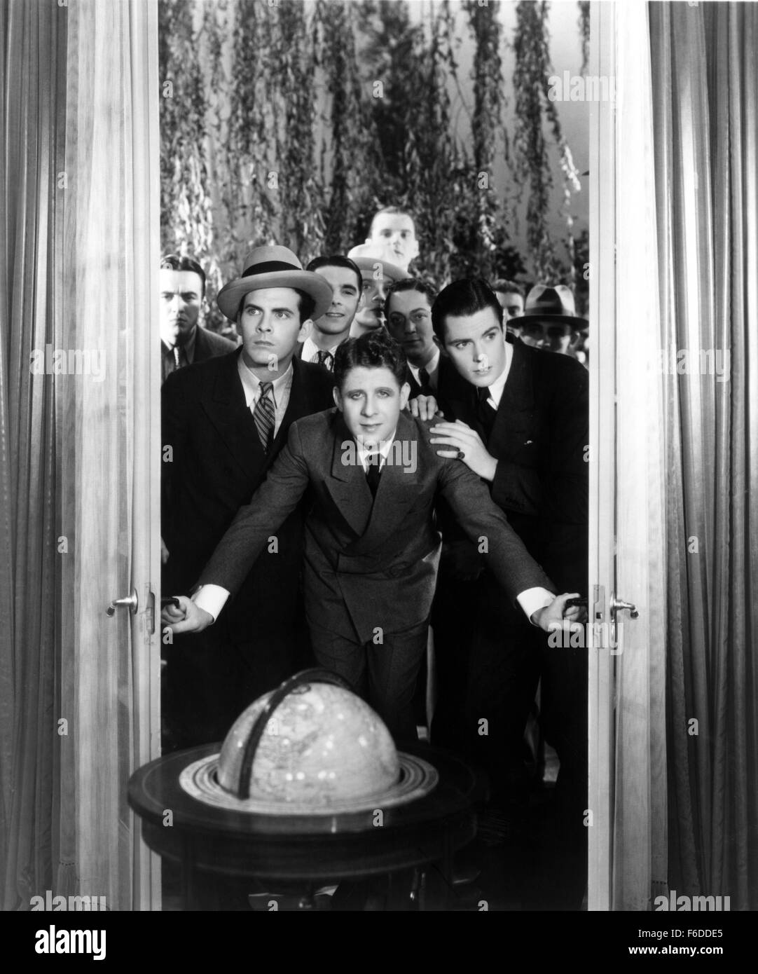 Datum der Freigabe: 1. Dezember 1929. FILMTITEL: Der Vagabund Liebhaber. STUDIO: RKO Radio Pictures. PLOT: College senior Rudy Bronson bildet eine Band mit anderen Studenten und beschließt, sie zu Long Island Haus von Ted Grant, seine Versandhandel Saxophonlehrer nehmen. Grant und seine Manager jedoch verärgert über Rudy es anhaltenden Versuche für die Zulassung, in der Stadt zu fliehen. Die Band macht einen letzten Versuch, das Haus zu betreten, durch den Abbau der Tür, aber sie sind von der Nachbarin, Frau Whitehall und ihre charmante Nichte Jean, rufen Sie die Polizei, die denken, sie sind Einbrecher erlebt. Sport, einer der das Bandmitglied Stockfoto