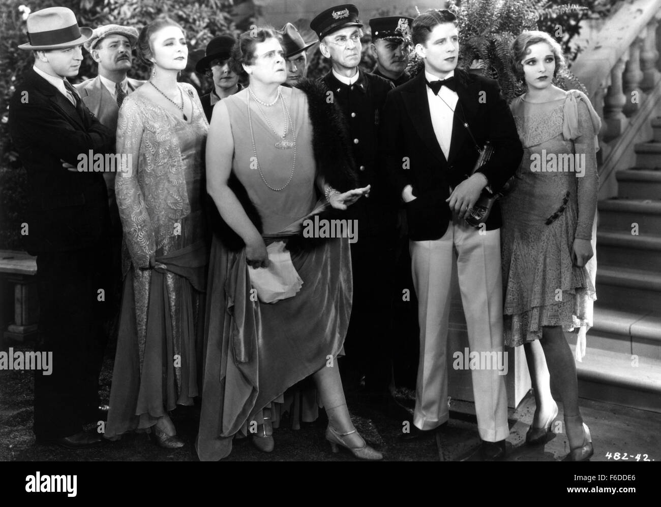 Datum der Freigabe: 1. Dezember 1929. FILMTITEL: Der Vagabund Liebhaber. STUDIO: RKO Radio Pictures. PLOT: College senior Rudy Bronson bildet eine Band mit anderen Studenten und beschließt, sie zu Long Island Haus von Ted Grant, seine Versandhandel Saxophonlehrer nehmen. Grant und seine Manager jedoch verärgert über Rudy es anhaltenden Versuche für die Zulassung, in der Stadt zu fliehen. Die Band macht einen letzten Versuch, das Haus zu betreten, durch den Abbau der Tür, aber sie sind von der Nachbarin, Frau Whitehall und ihre charmante Nichte Jean, rufen Sie die Polizei, die denken, sie sind Einbrecher erlebt. Sport, einer der das Bandmitglied Stockfoto