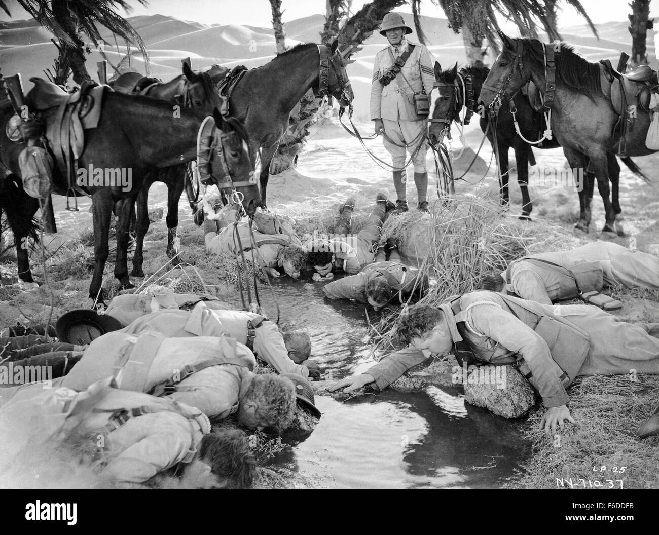 Datum der Freigabe: 16. Februar 1934. FILMTITEL: Die verlorene Patrouille. STUDIO: RKO Radio Pictures. PLOT: Eine Welt Krieg ich British Army Patrol ist die Überquerung der Mesopotomian Wüste wann ihren befehlshabenden Offizier, der einzige, der kennt ihr Ziel wird durch die Kugel des unsichtbaren Banditen getötet. Die Patrouille Feldwebel hält sie Richtung Norden auf der Annahme, dass sie ihre Brigade getroffen werden. Sie beenden die Nacht in einer Oase und erwacht am nächsten Morgen um ihre Pferde gestohlen, ihre Wache tot, die Oase und das Überleben schwer. Im Bild (Bild Kredit: Entertainment Bilder) Stockfoto