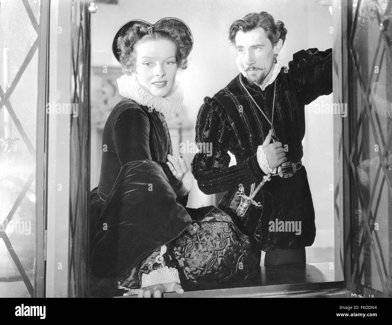 Erscheinungsdatum: 28. August 1936. FILMTITEL: Maria von Schottland. STUDIO: RKO Radio Pictures. PLOT: Mary Stuart kehrt nach Schottland, um Herrschaft als Königin, zum Leidwesen der Elizabeth i. von England, einen gefährlichen Rivale findet. Es gibt viel Lärm über wen Mary heiraten werde; zu ihren späteren bedauern, nimmt sie verweichlicht Lord Darnley über die starken aber unpopulär Earl of Bothwell. Eine Palastrevolution führt zu Bürgerkrieg und Hausarrest für Maria; Sie flieht, und flieht nach England, wo ein schlechter Schicksal sie erwartet. IM BILD:. Stockfoto