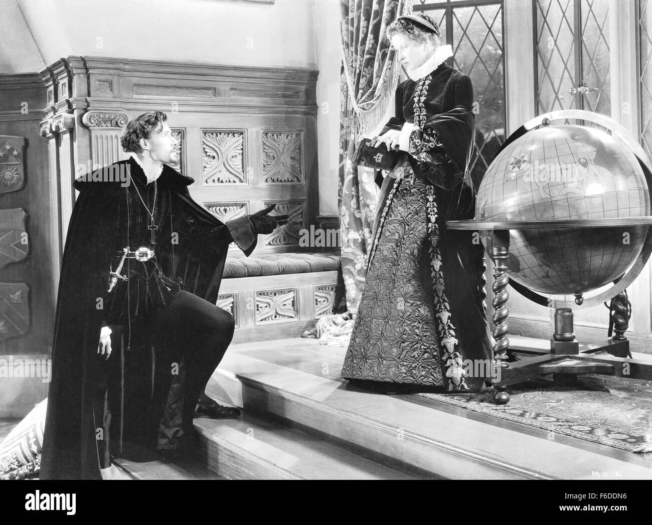 Erscheinungsdatum: 28. August 1936. FILMTITEL: Maria von Schottland. STUDIO: RKO Radio Pictures. PLOT: Mary Stuart kehrt nach Schottland, um Herrschaft als Königin, zum Leidwesen der Elizabeth i. von England, einen gefährlichen Rivale findet. Es gibt viel Lärm über wen Mary heiraten werde; zu ihren späteren bedauern, nimmt sie verweichlicht Lord Darnley über die starken aber unpopulär Earl of Bothwell. Eine Palastrevolution führt zu Bürgerkrieg und Hausarrest für Maria; Sie flieht, und flieht nach England, wo ein schlechter Schicksal sie erwartet. Im Bild: KATHARINE HEPBURN als Maria Stuart. Stockfoto