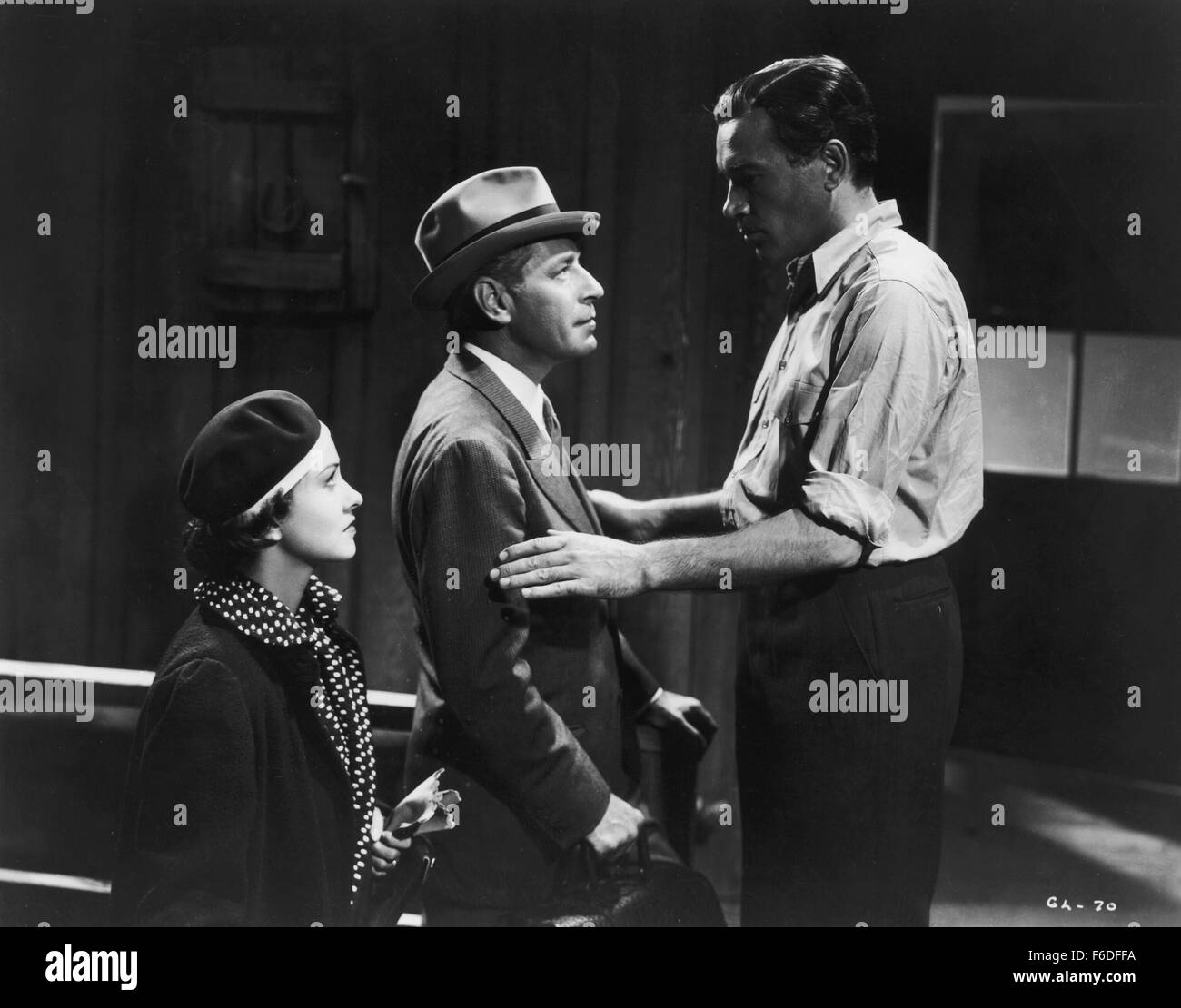 Datum der Freigabe: 20. Februar 1937. FILMTITEL: grünes Licht. STUDIO: Warner Bros. Bilder PLOT: Dr. Newell Paige ist eine dedizierte Chirurg und Arzt, widmet sich seiner Patienten und die Ethik von seinem Beruf. Abdeckung für sein Mentor, Dr. Endicott, die von persönlichen Problemen konsumiert wird, ist Paige reichen Spender ins Krankenhaus, Frau Dexter tätig. Jedoch stürzt Dr. Endicott im letzten Moment und in seiner Eile Murks die Operation. Frau Dexter stirbt. Eine Anfrage erfolgt. Im Bild: WALTER ABEL als Arzt John Stafford und HENRY O'NEILL als Dr. Endicott Stockfoto