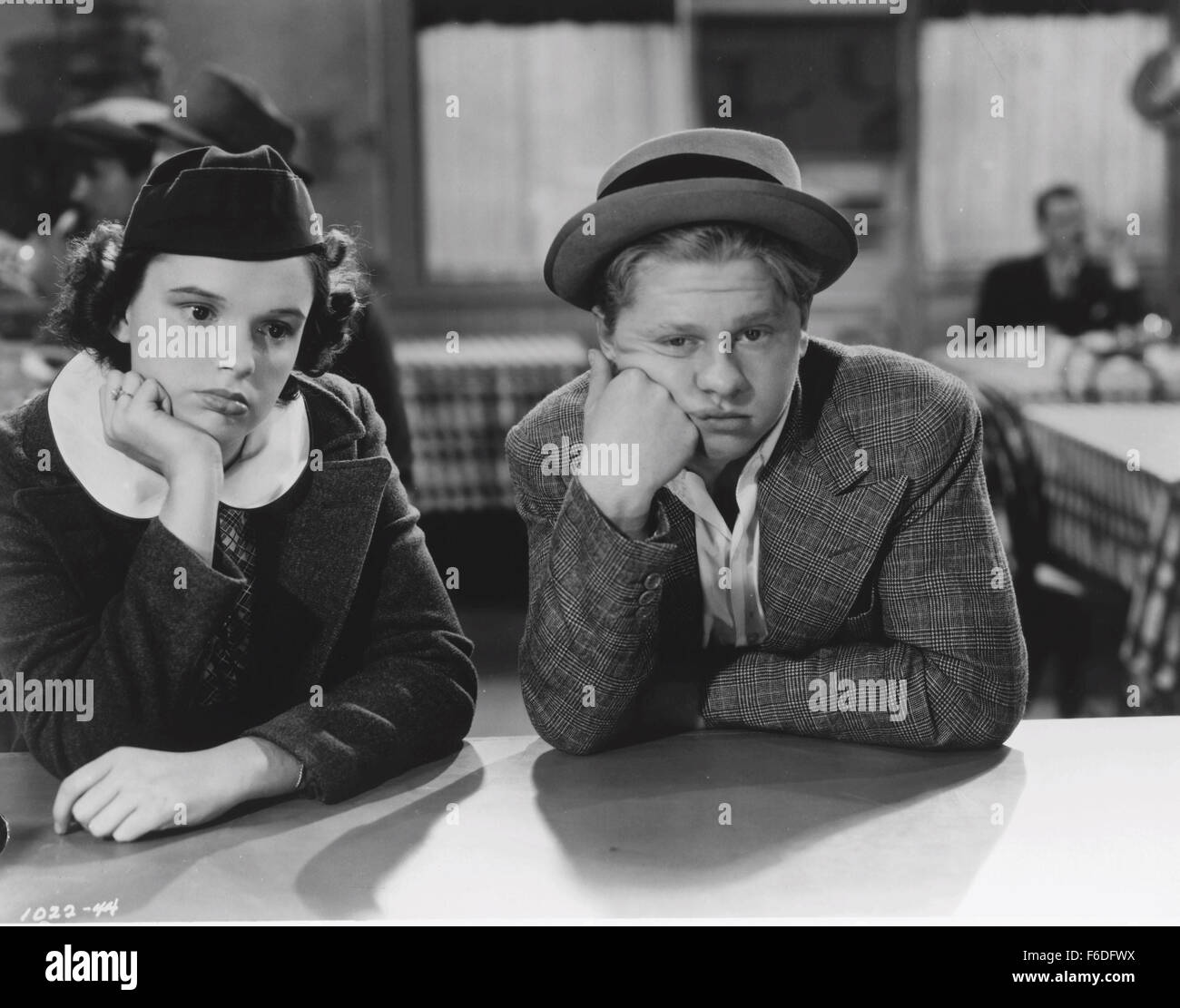 DATUM DER FREIGABE: 1937. STUDIO: Metro-Goldwyn-Mayer. PLOT: Judy Garland Sternen als frühreif Cricket West, einem hoffnungsvollen Schauspielerin mit einem Plan und ein paar der Stimmbänder, die das Haus zu bringen. Zusammen mit ihrer exzentrischen Tante (Sophie Tucker) beherbergt sie die lokalen Jockeys, deren Anführer der großspurig, aber hoch qualifizierten Timmie Donovan (Mickey Rooney) ist. Wenn ein junger englischer Gentleman to Town überzeugend Donovan comes, sein Pferd in einem high-Stakes-Rennen zu fahren, bricht die Handlung in einen rasenden Galopp. Donovan ist vom Rennen ausgeschlossen, aber Cricket Federn in Aktion und Köpfe in die Heimat Strecken ri Stockfoto