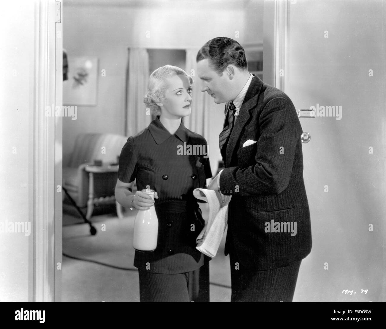 Datum der Freigabe: 1. Juni 1935. FILMTITEL: The Girl from Tenth Avenue. STUDIO: Warner Bros Pictures. PLOT: Wenn seine FiancZe Valentine ihn, prominenter Rechtsanwalt dumps Geoffrey Sherwood geht auf eine Bender und windet sich mit einem fremden, Miriam Brady verheiratet. Sie beschließen, ihre Ehe eine Chance zu geben. Ihre Vermieterin, eine einmalige Floradora Mädchen anbietet Miriam verfeinert Hilfe. Erfolgreiche wieder, Geoffrey angefahren (wenn nur wir frei waren) von Valentine. Miriam erzählt Valentine in aller Deutlichkeit aus. Geoffrey bewegt sich in seinem Verein wo Valentinstag Mann sagt ihm, dass er ein Narr, Miriam zu verlassen ist. PIC Stockfoto