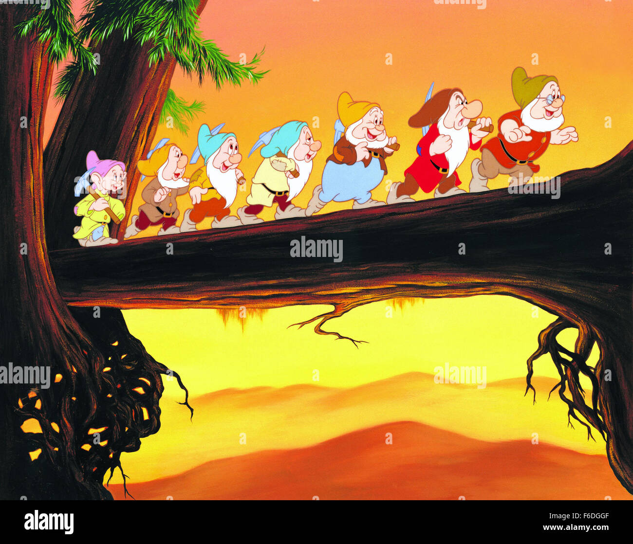 Datum Der Freigabe: 4. Februar 1938. Filmtitel: Schneewittchen Und Die  Sieben Zwerge. Studio: Walt Disney-Produktionen. Plot: Die Erste Und Bei  Weitem Die Meisten Unvergesslichen Abendfüllenden Animationsfilm Aus Den  Disney-Studios, Schneewittchen Und Die