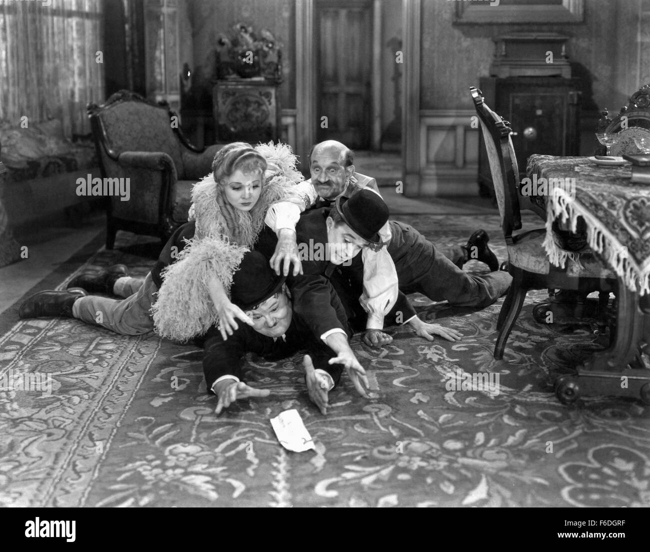 1. Januar 1930 - Sharon Lynn, Stan Laurel und Oliver Hardy, James Finlayson am Set des Films, Way Out West, 1937 (Bild Kredit: C Glasshouse/Unterhaltung Bilder) Stockfoto