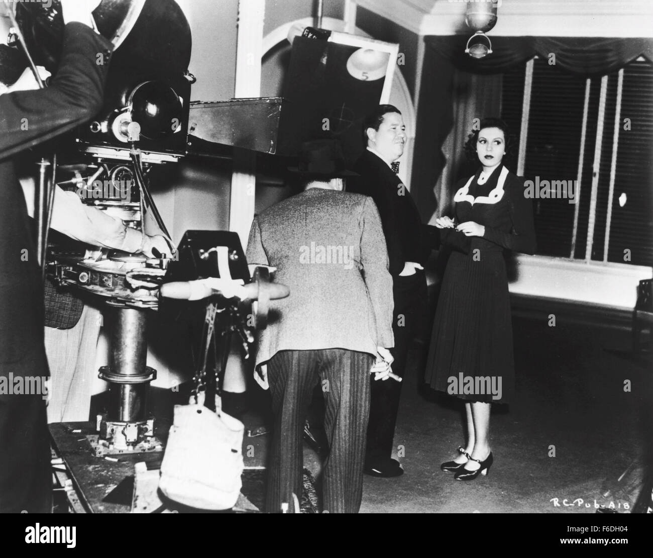 Erscheinungsdatum: 11. Februar 1938. FILMTITEL: Radio City schwelgt. STUDIO: RKO Radio Pictures. PLOT: Abgewrackten Songwriter Harry Miller und sein Nachbar, Tänzerin Billie Shaw sind insolvent trotz Bemühungen um Arbeit im Radio zu finden. Aber Harry wird besucht von Hisstudent, Hillbilly Lester Robin, wer nur in seinen Träumen Lieder schreiben kannst. Und siehe da! Lesters ersten Nap ergibt einen Song hit für welche Harry nimmt Kredit. Aber um seinen neuen Vertrag zu erfüllen, muss er Lester schlafen inmitten romantischer Komplikationen zu halten. Im Bild: JACK OAKIE wie Harry Miller und ANN MILLER als Billie Shaw. Stockfoto