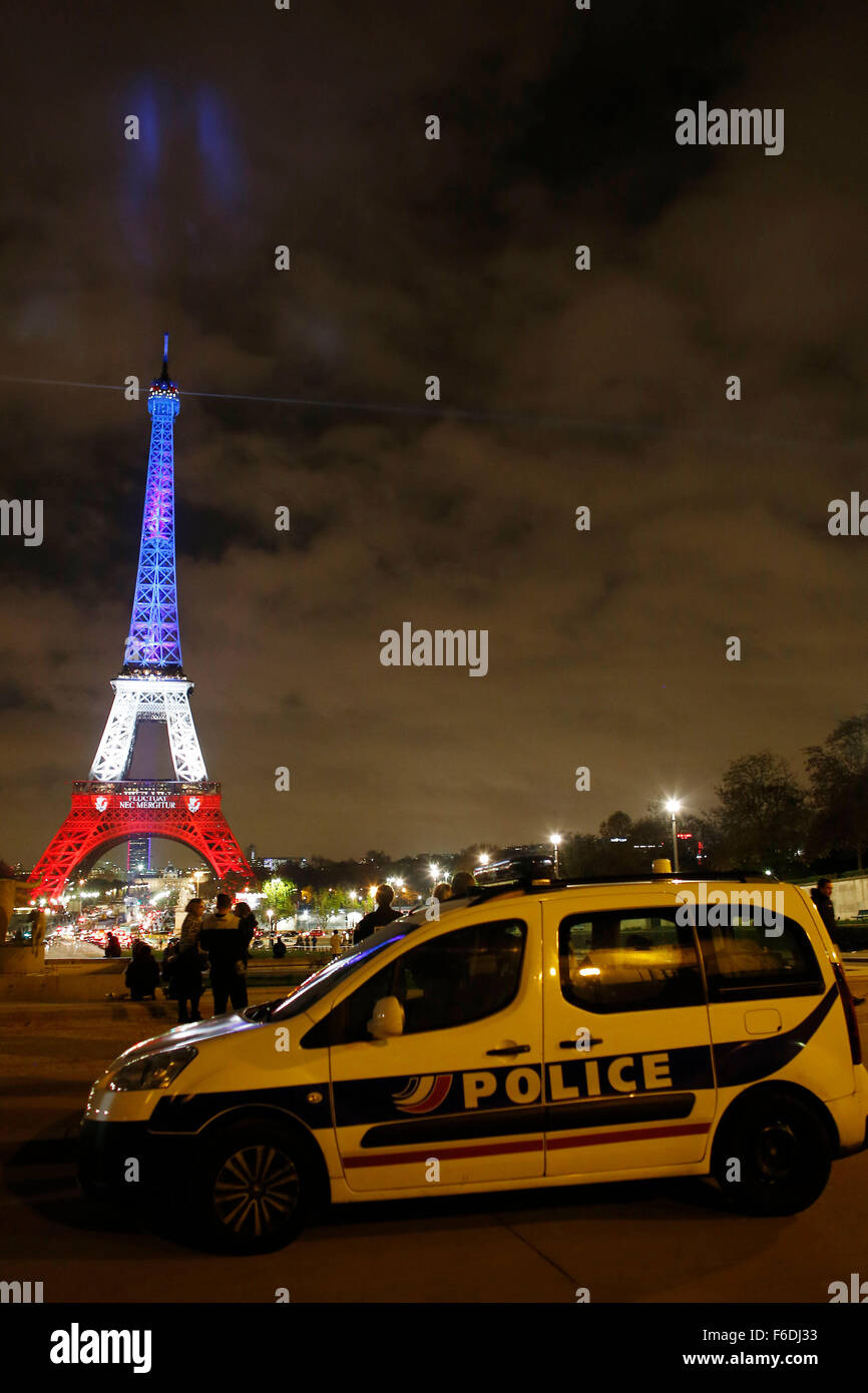 Paris, Frankreich. 16. November 2015. Der beleuchtete Eiffelturm erstrahlt in den leuchtenden Farben der französischen Nationalflagge, die "Tricolor", in Paris, Frankreich, 16. November 2015. Mindestens 129 Menschen wurden getötet und 350 Menschen verletzt in einer Reihe von Terroranschlägen in Paris in der Nacht vom 13. November bis 14. November 2015. Foto: Malte Christen/Dpa/Alamy Live News Stockfoto