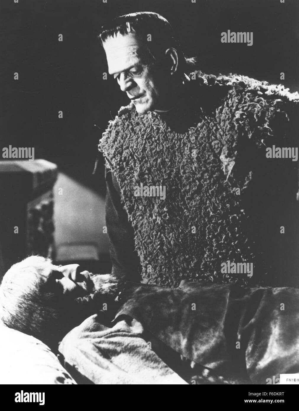 Datum der Freigabe: 13. Januar 1939. FILMTITEL: Sohn von Frankenstein. STUDIO: Universal Pictures. PLOT: Wolf Frankenstein, Sohn von Henry Frankenstein kehrt mit seiner Frau, seiner Väter Anwesen sein Erbe zu beanspruchen. Wann kommt er mit seiner Familie er erhält einen feindlichen Empfang von Einheimischen. Während der Erkundung seiner Väter Labor trifft er auf krummen Schmied - Ygor, die ihn bittet, seines Vaters Schöpfung wieder zu beleben - die MONSTER, die im Koma liegt. Wolf versucht, das Monster wiederzubeleben und glaubt, dass er nicht aber dann einige der Einheimischen sind ermordet aufgefunden bald nach, die nur zufällig Teil Stockfoto