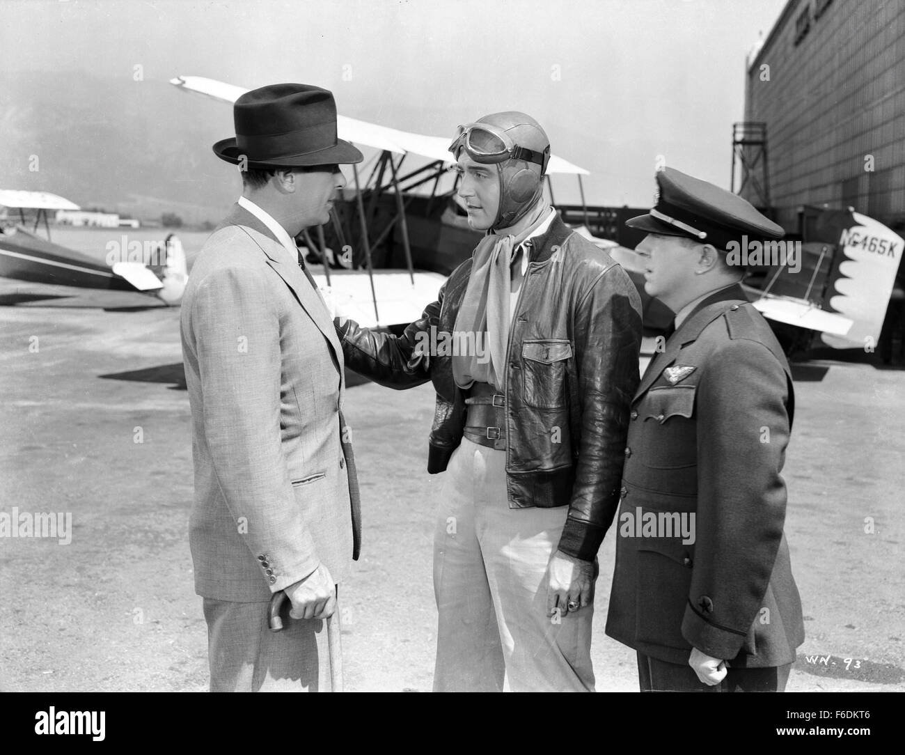 Erscheinungsdatum: 11. Februar 1939. FILMTITEL: Flügel der Marine. STUDIO: Warner Bros Pictures. PLOT: Jerry und Cass immer wettbewerbsfähig gewesen. Nun, Cass angesehener Marineflieger wie sein Vater, lässt Jerry den u-Boot-Dienst, um fliegende Kadett mit Klasse 61 Pensacola geworden. Während des Trainings, Jerry trifft und verliebt sich in Casss FiancZe Irene. Nach Luft Übelkeit, Nervosität und eine Bruchlandung bekommt Jerry seine Flügel. Cass ist nicht so viel Glück wie er bei einem Unfall verkrüppelt ist und muss in den Ruhestand. Cass entwirft eine neue Kämpfer für die Marine, wie Jerry Flugboote in San Diego Piloten. Jerry wird tun Stockfoto