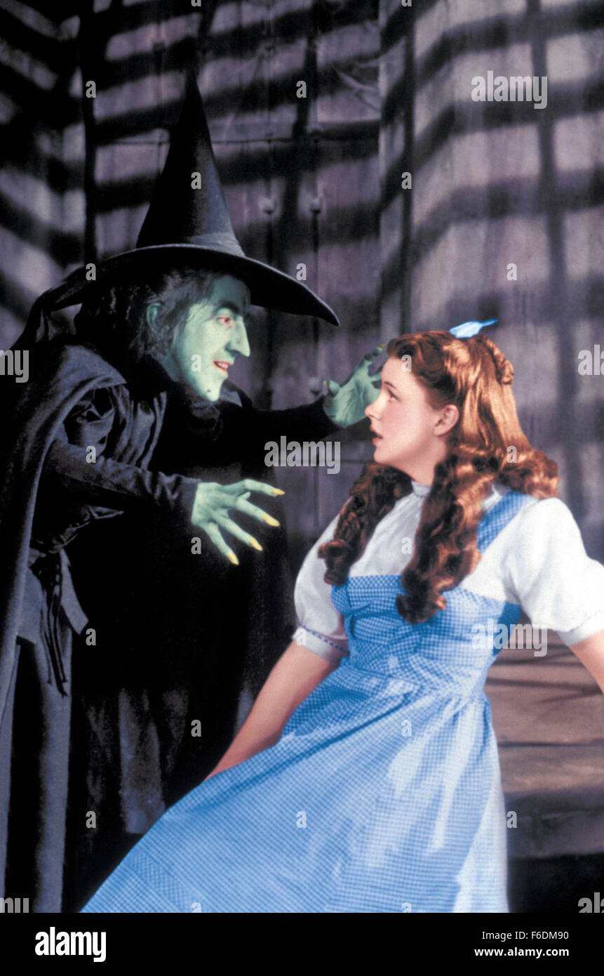 VERÖFFENTLICHT: 12. August 1939 - Film Originaltitel: The Wizard of Oz abgebildet: MARGARET HAMILTON, JUDY GARLAND. Stockfoto