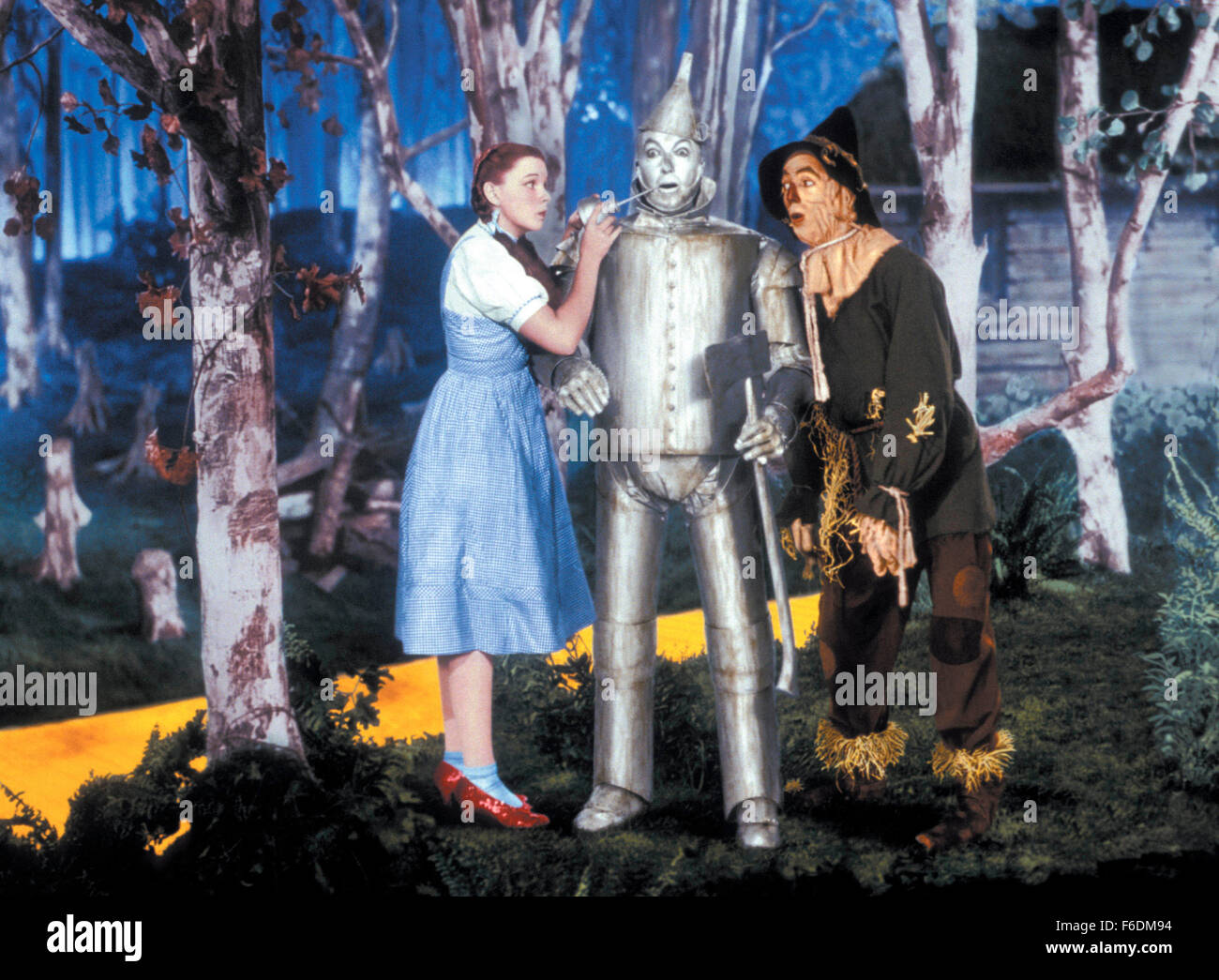 VERÖFFENTLICHT: 12. August 1939 - Film Originaltitel: The Wizard of Oz abgebildet: JUDY GARLAND, JACK HALEY, Strahl BOLGER. Stockfoto