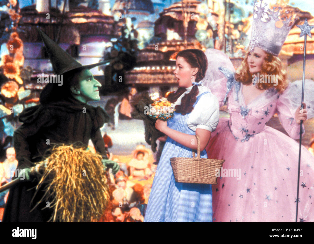 VERÖFFENTLICHT: 12. August 1939 - Film Originaltitel: The Wizard of Oz abgebildet: MARGARET HAMILTON, JUDY GARLAND, BILLIE BURKE. Stockfoto