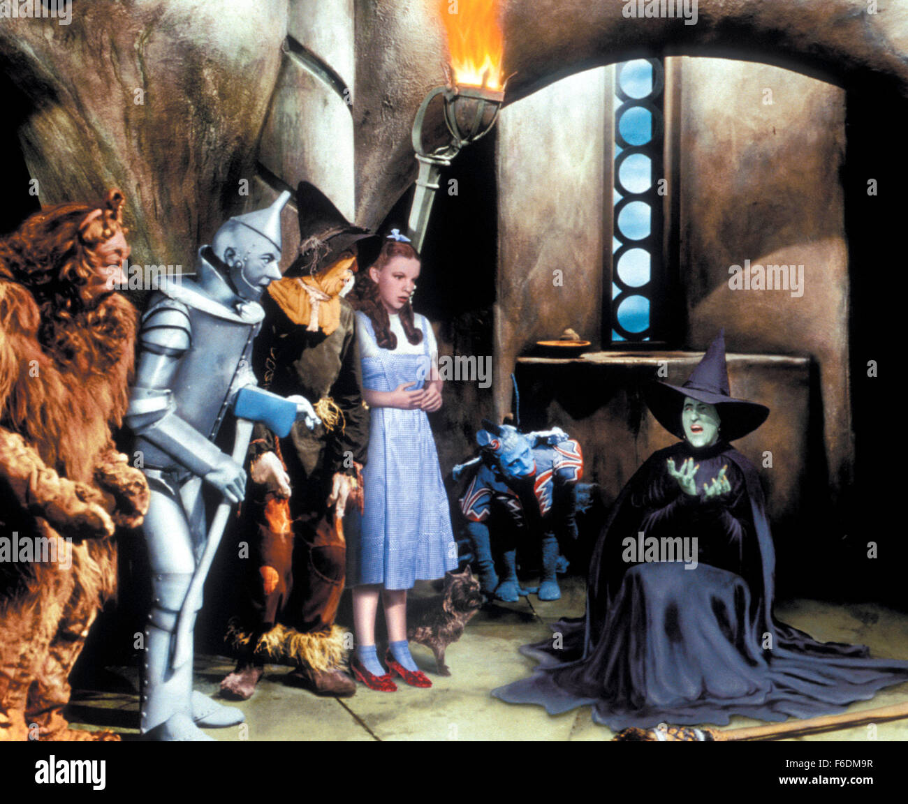 VERÖFFENTLICHT: 12. August 1939 - Film Originaltitel: The Wizard of Oz.  IM BILD: BERT LAHR, JACK HALEY, STRAHL BOLGER, JUDY GARLAND, TOTO, MARGARET HAMILTON. Stockfoto
