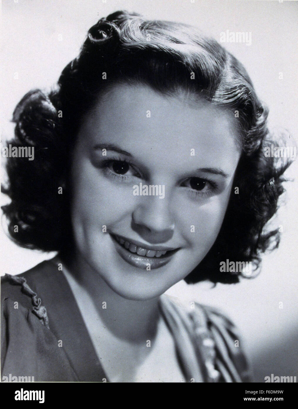 1. Juni 1939 war - Hollywood, Kalifornien, USA - JUDY GARLAND (geb. Frances Ethel Gumm), eine amerikanische Schauspielerin und Sängerin. Durch eine Karriere erreicht, dass übergreifende 45 ihrer 47 Jahre Garland internationalem Ruhm als Schauspielerin in musikalischen und dramatischen Rollen als Musikerin und auf der Konzertbühne. Für ihre Vielseitigkeit respektiert, sie erhielt eine Juvenile Academy Award, gewann einen Golden Globe Award, erhielt den Cecil B. DeMille Award für ihre Arbeit in Filmen, sowie Grammy Awards und einen Tony Award. Nach einem Auftritt im Varieté mit ihren Schwestern, wurde Garland zu Metro-Goldwyn-Mayer als eine Teenag unterzeichnet. Stockfoto