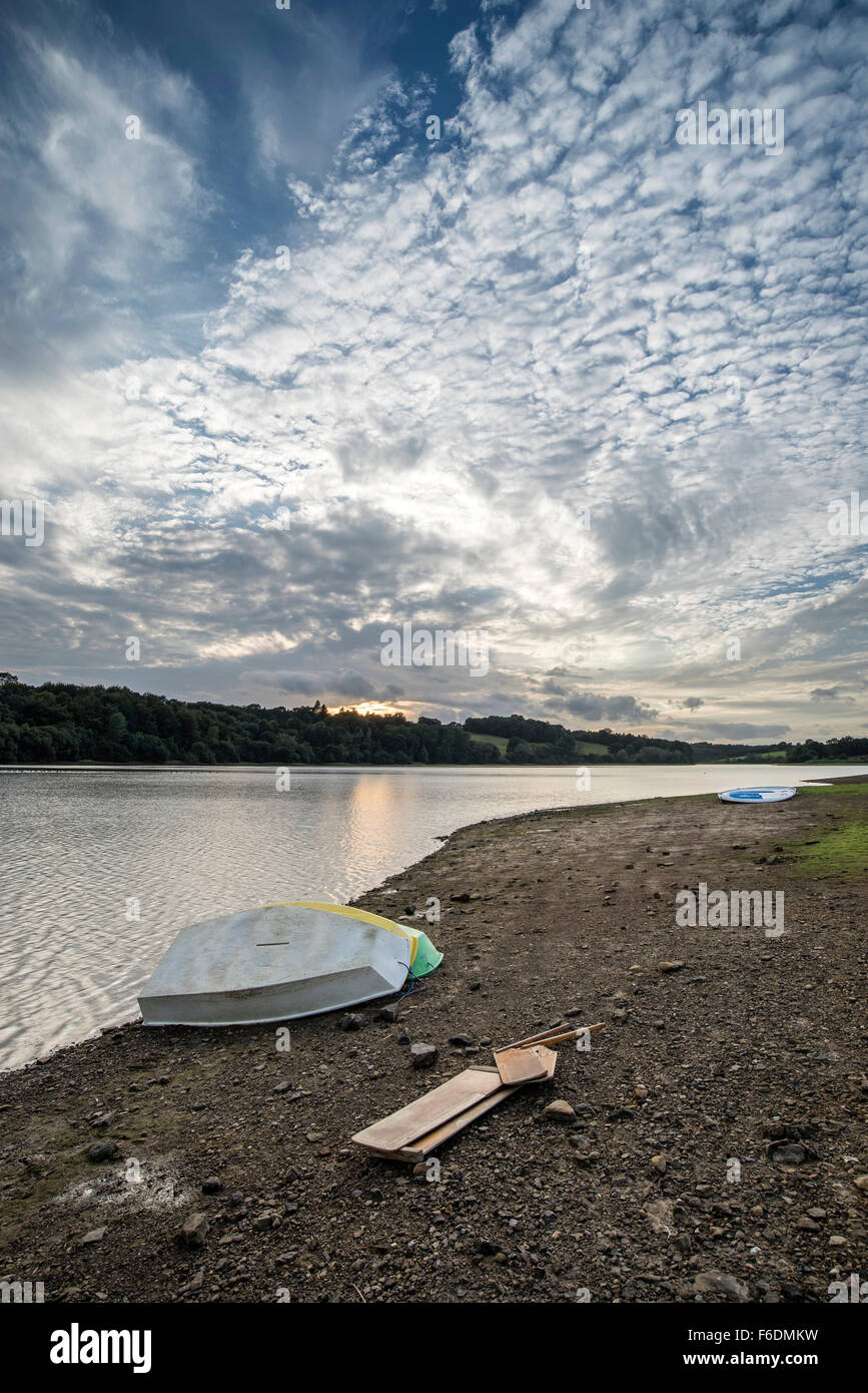 Sommer Sonnenuntergang über See Landschaft mit Freizeitboote am Ufer Stockfoto