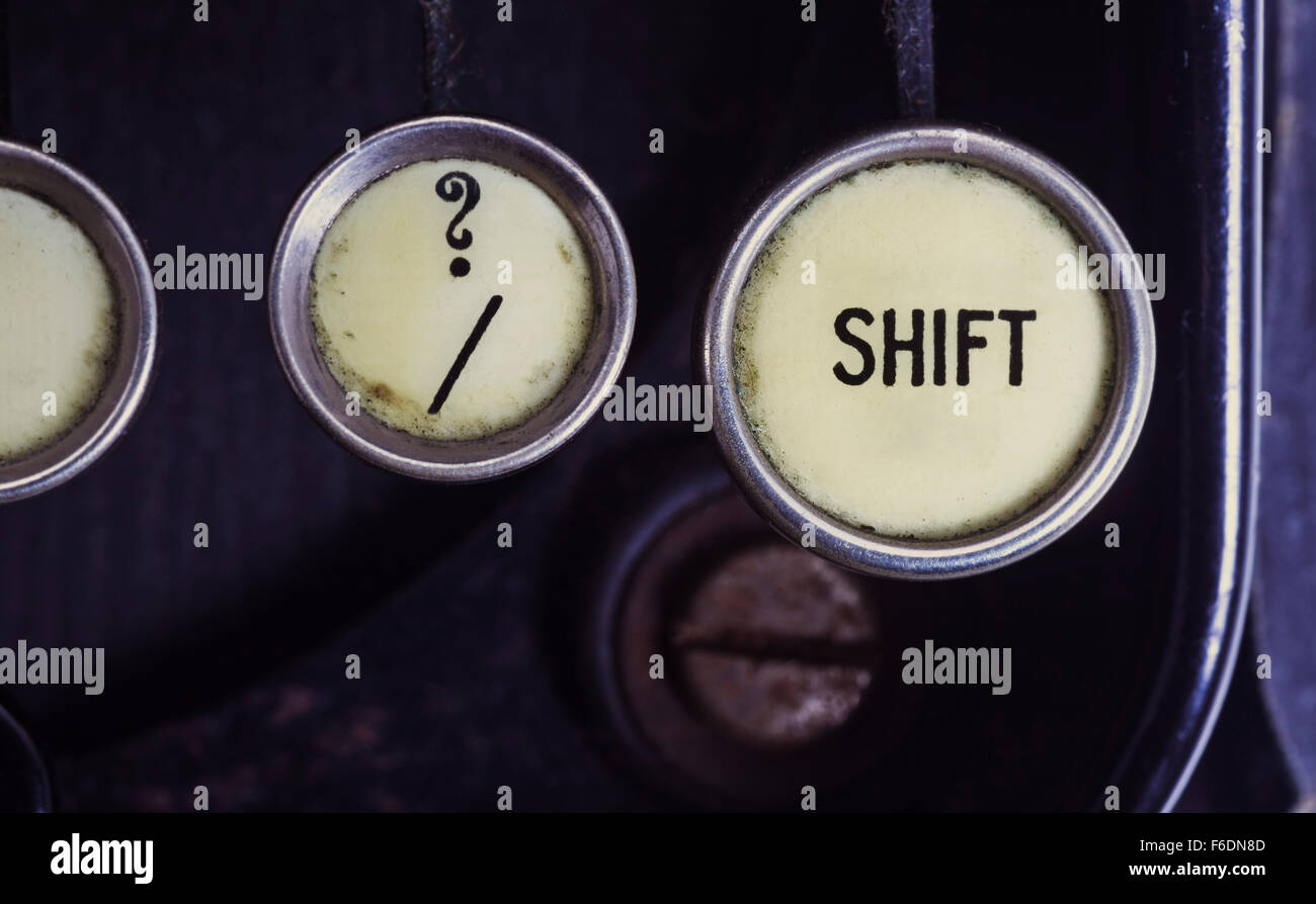 Shift,? Und Tasten / auf alte Schreibmaschinentastatur Stockfoto