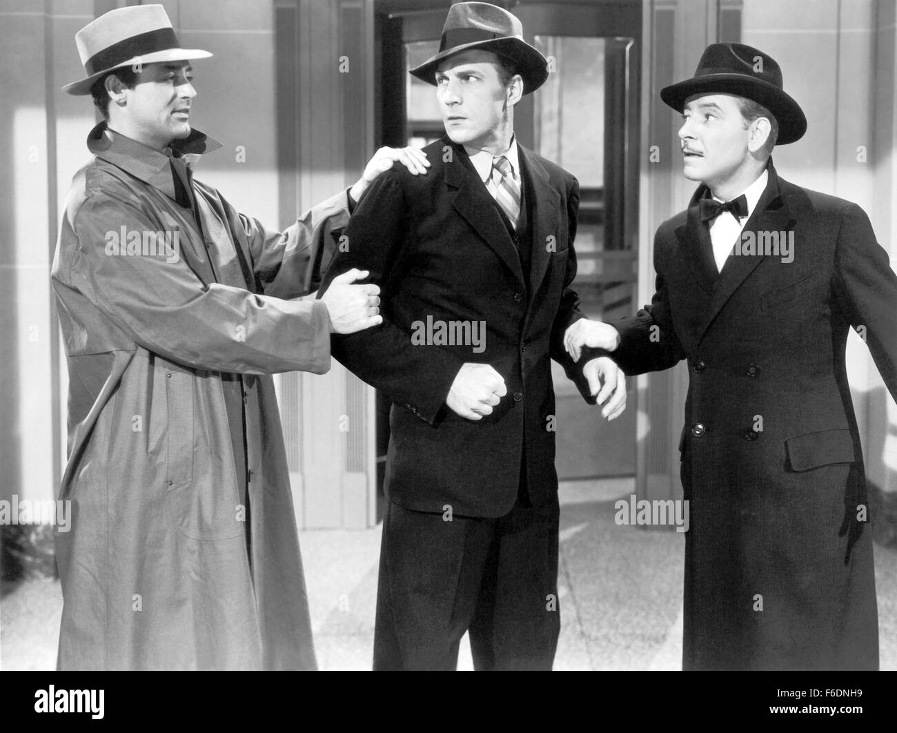 VERÖFFENTLICHT: 20. August 1942 - Film Originaltitel: die Rede von der Stadt. IM BILD: CARY GRANT, RONALD COLEMAN. Stockfoto
