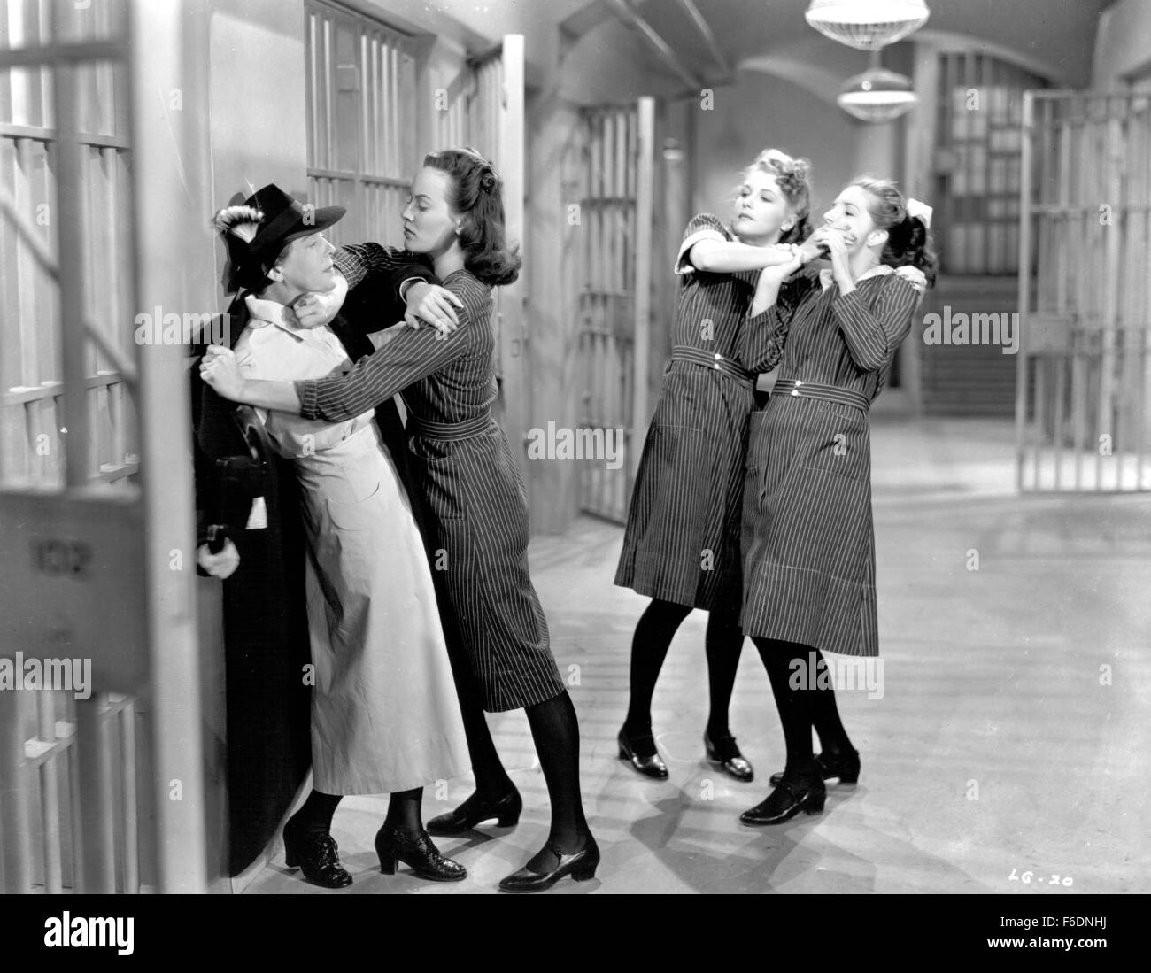 Datum der Freigabe: 1. April 1942. FILMTITEL: Lady Gangster. STUDIO: Warner Bros Pictures. Grundstück: Schauspielerin vermischt sich mit einer kriminellen Bande und windet sich nehmen das Rap für einen Raub von $40.000. Bevor sie ins Gefängnis gebracht hat, sie stiehlt das Geld aus ihren Kohorten und versteckt sich, wollte es als Druckmittel zu benutzen, um ihre Freilassung aus dem Gefängnis zu gewinnen. Ihr ehemaliger Partner haben jedoch andere Ideen. Im Bild: FAYE EMERSON als Dorothy Drew Burton. Stockfoto