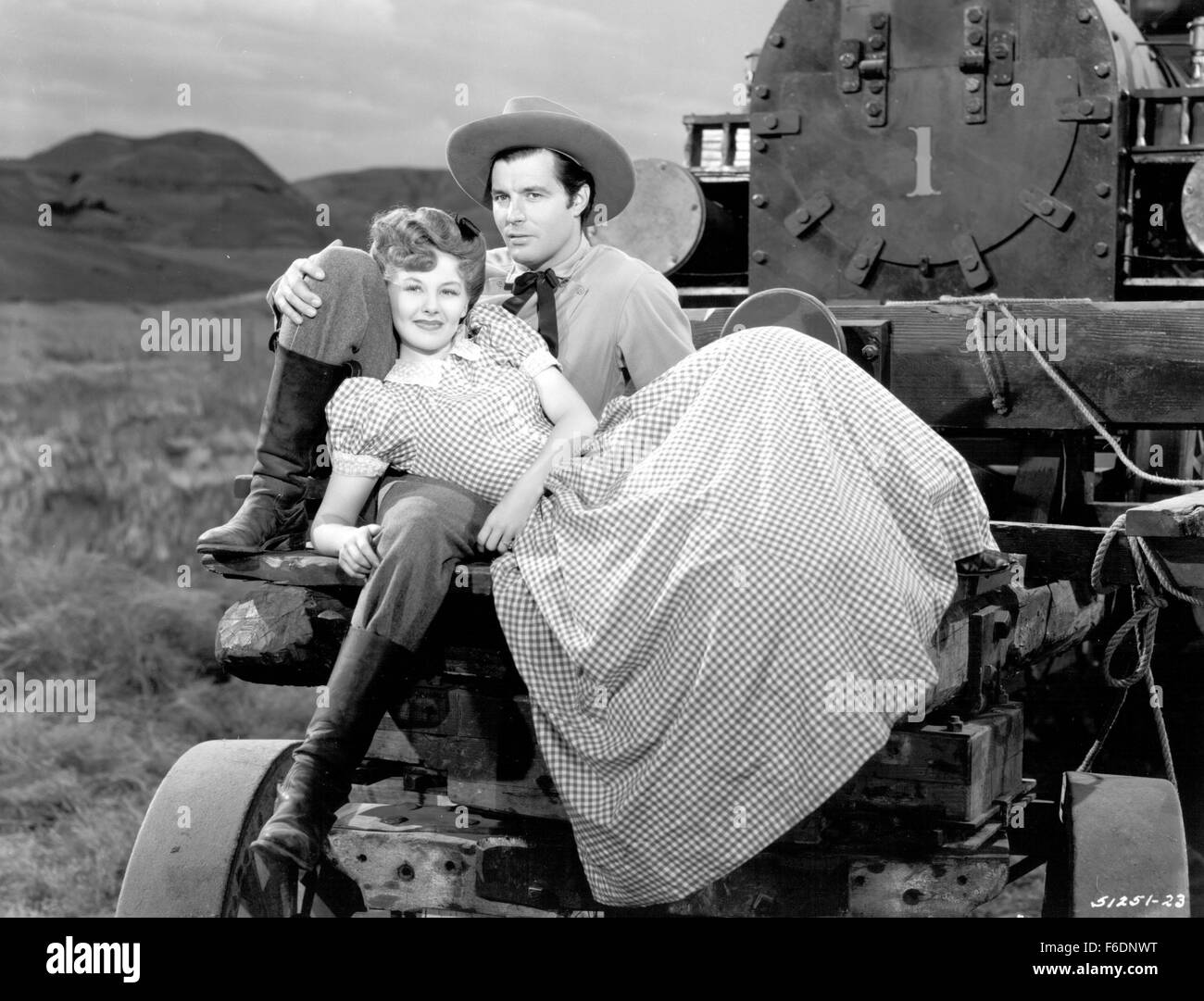 Erscheinungsdatum: September 1942. FILMTITEL: Die Omaha-Trail. STUDIO: Metro-Goldwyn-Mayer (MGM). PLOT: Vane heuert Candel, seine Lokomotive mit Güterwagen nach Omaha zu schleppen. Ross weiß, dass die Eisenbahn bedeutet, dass zum Jahresende seine Verfrachtung Geschäfts- und Pläne um sicherzustellen, dass die Lok nicht durchkommen wird. Wenn seine Versuche vereitelt werden, er und seine Männer nehmen die Geschütze und lassen. Mit den Indianern zu finden um anzugreifen, Candel und seine Crew sich wehrlos. Im Bild: PAMELA BLAKE als Julie Santley und JAMES CRAIG als Pat Kerze. Stockfoto