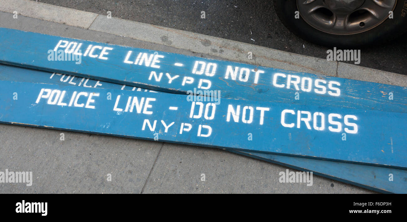 Polizei-Linie nicht überqueren. Eine Polizei Linie überqueren Sie nicht Polizei Abteilung Kriminalität Szene Zeichen auf dem Bürgersteig in New York City. Stockfoto
