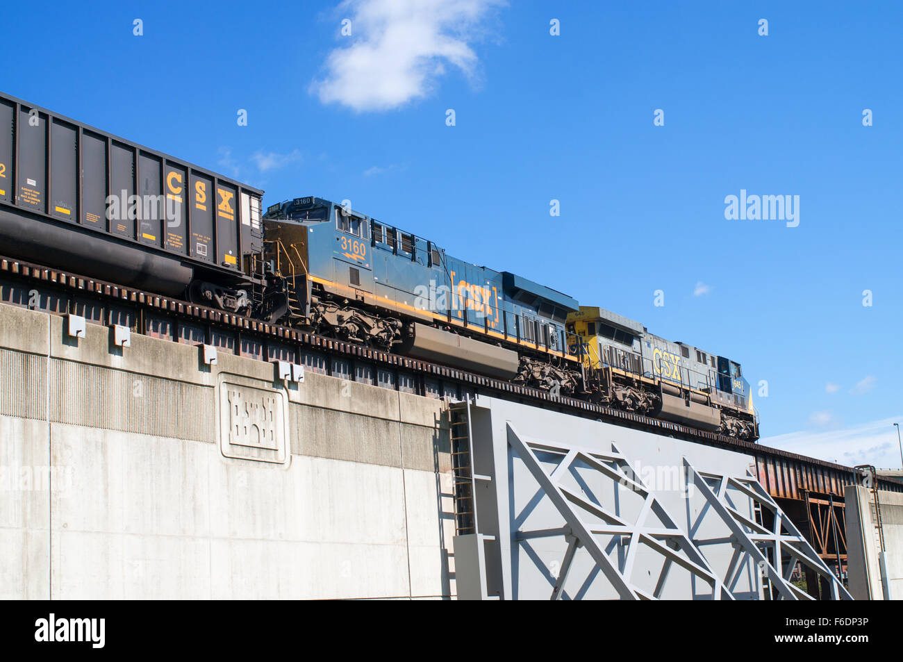 Zwei CSX Diesellokomotiven über Richmonds Hochwasserschutzanlagen Richmond, Virginia, Vereinigte Staaten Stockfoto