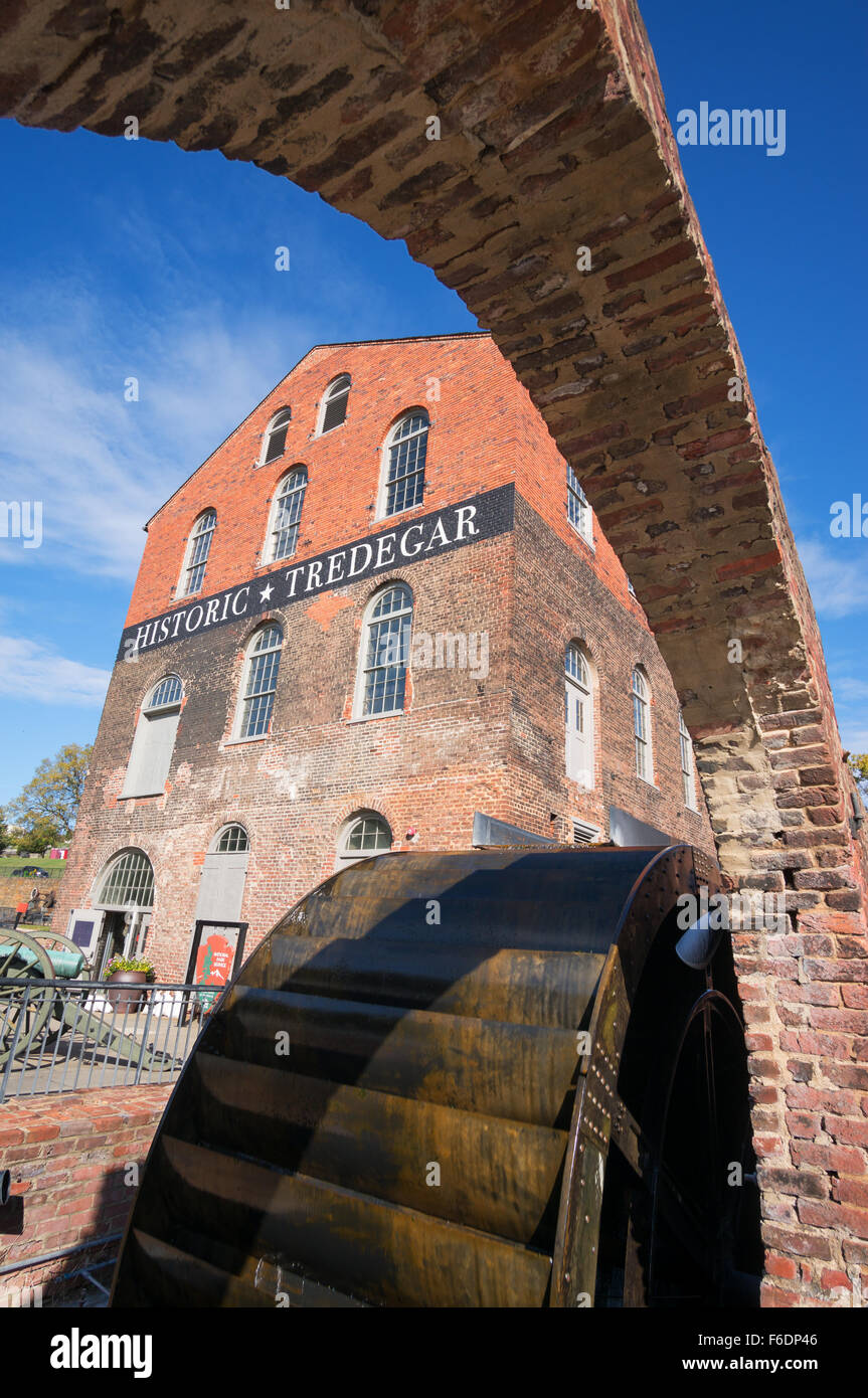 Historischen Tredegar Alteisen arbeitet Gebäude und Wasserrad Richmond, Virginia, USA Stockfoto
