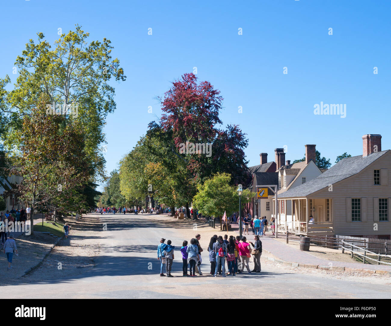 Eine Gruppe von Studenten mit einem Führer, Duke of Gloucester Street, Colonial Williamsburg, Virginia, USA Stockfoto