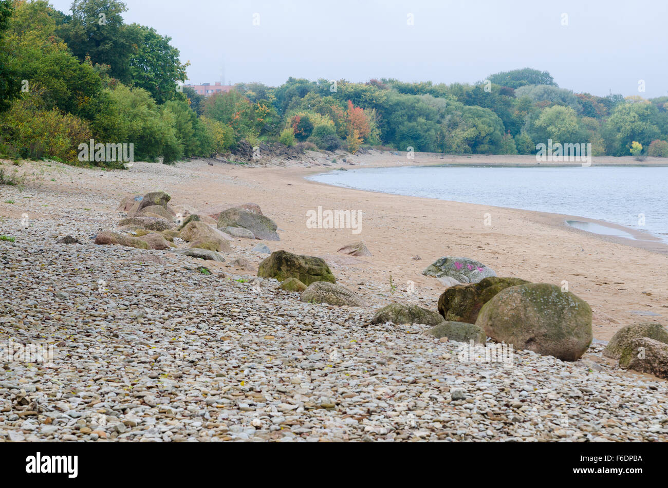 Felsiger Strand am Golf von Finnland. Sillamae, Estland Stockfoto