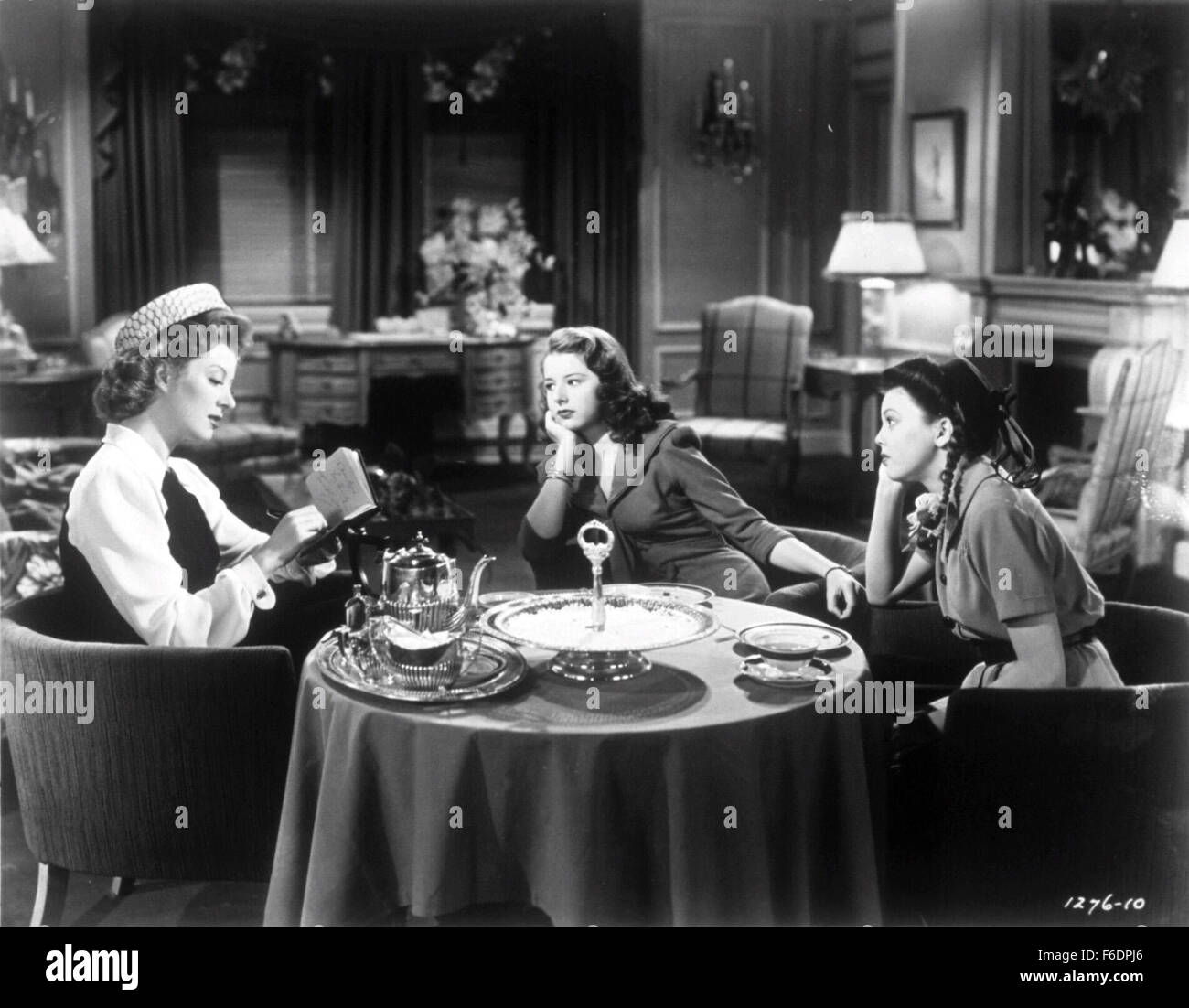 Erscheinungsdatum: Februar 26,1943. FILMTITEL: Die jüngste Beruf. STUDIO: Metro-Goldwyn-Mayer (MGM). PLOT: Joan Lyons und ihrer Freundin Patricia Drew sind Autogramm Hunde verbringen den Großteil ihrer Zeit stoßen, und mit Tee, mit Leuten wie Greer Garson und Walter Pidgeon. Basierend auf Fehlinformationen aus einer Einmischung alte Jungfer Gouvernante Miss Featherstone, widmet Joan auch einige Zeit auf der keine-Problem-Ehe ihrer Eltern in dem Umfang der Einstellung Dr. Hercules, der starke Mensch von einer Diashow ihrer Mutter achten um ihr Vater eifersüchtig, trotz der guten Ratschläge zu arbeiten Stockfoto