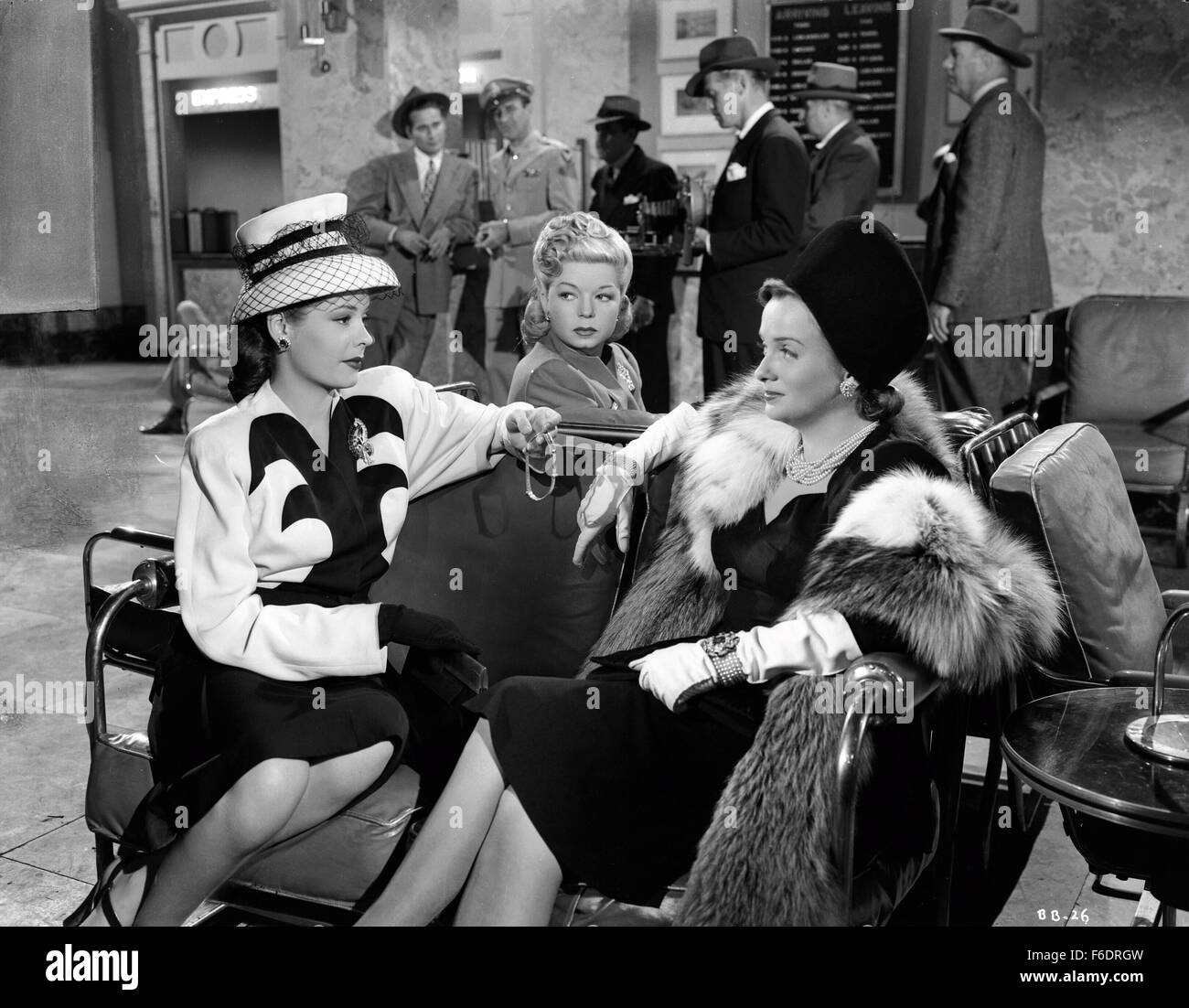 Datum der Freigabe: 15. Juli 1946. FILMTITEL: Die Bambus-Blondine. STUDIO: RKO Radio Pictures. PLOT: Ein Pilotprojekt für eine B-29 trifft Louise Anderson, eine Sängerin in einem Nachtclub in New York. Er verliebt sich in sie, aber er hatte sich nächsten Tag Handlungsbedarf im Pazifik. Er lässt ihr Bild auf seinem Bomber, TheBamboo Blondine zu malen und wird ein Held mit seiner Crew Versenkung eines japanischen Schlachtschiff und Abschuss eines japanischen Kämpfer-Flügels. Zurück in New York er lässt seine FiancZe und greift ihn mit Luise. IM BILD:. Stockfoto