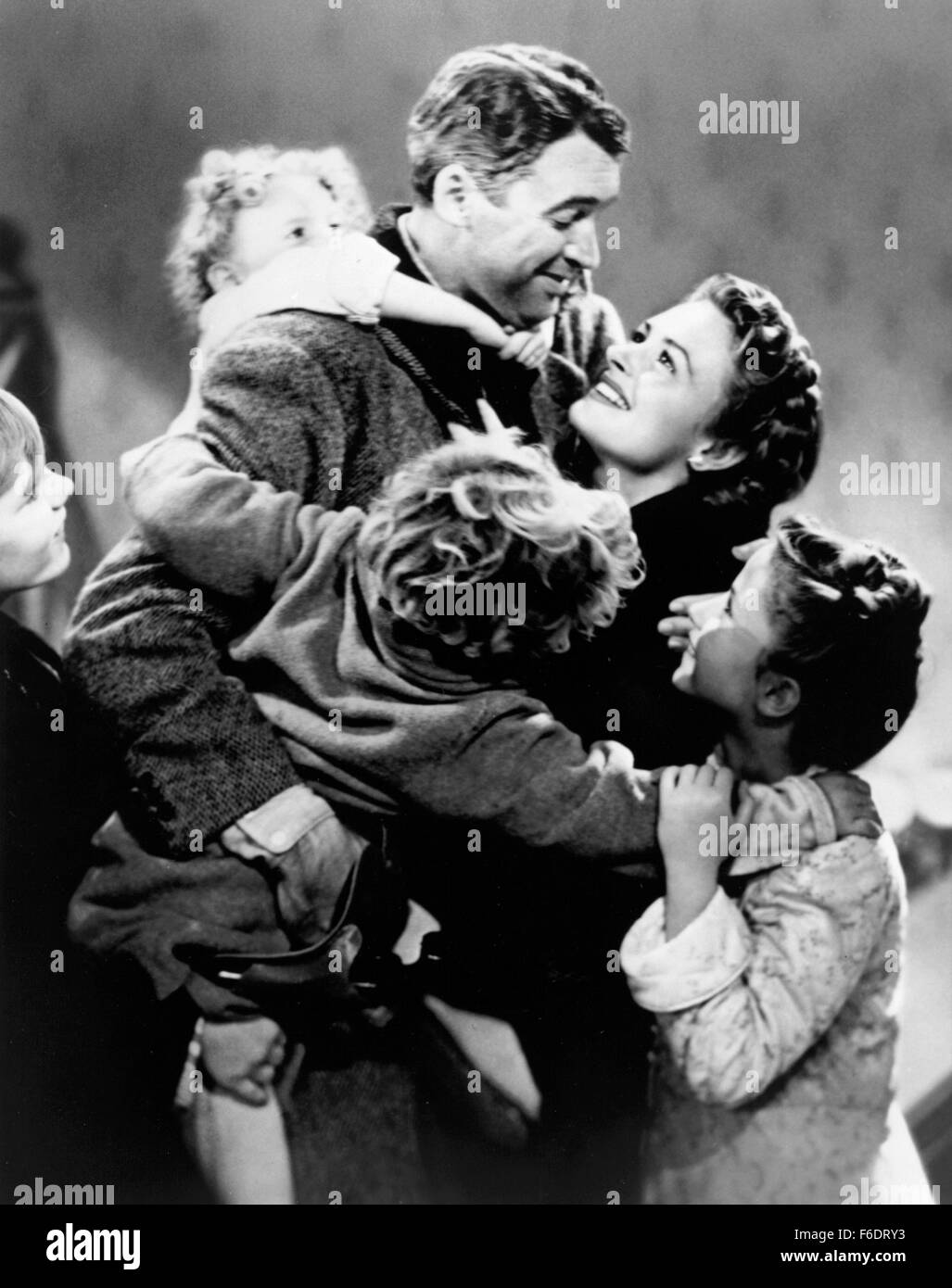 VERÖFFENTLICHT: 20. Dezember 1946 - Film Originaltitel: Es ist ein wundervolles Leben - im Bild: CAROL COOMBS, DONNA REED, KAROLYN GRIMES, JAMES STEWART, LARRY SIMMS, JIMMY HAWKINS. Stockfoto