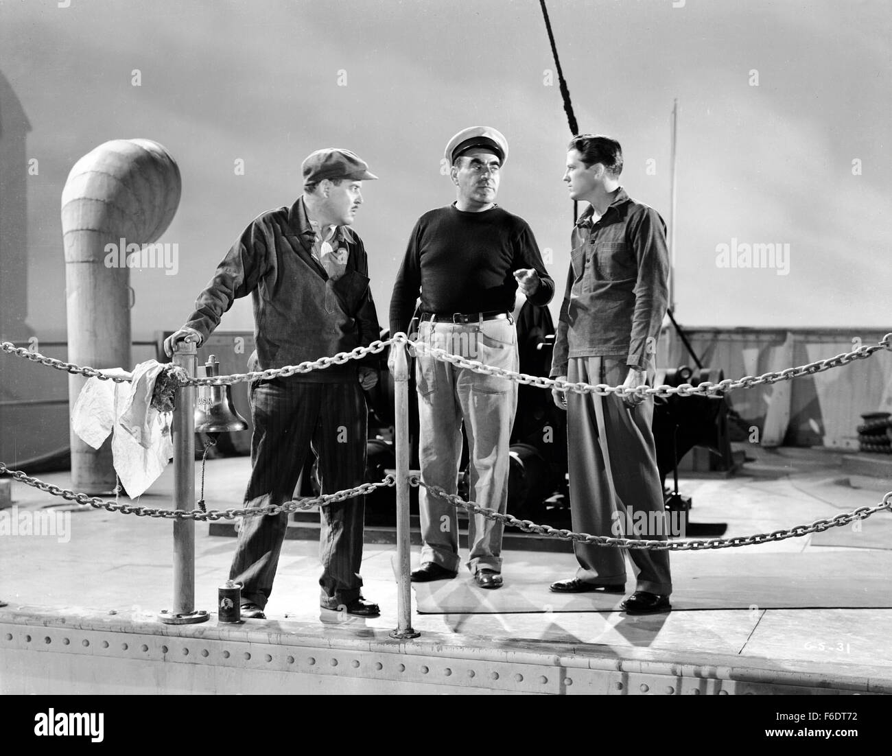 Datum der Freigabe: 24. Dezember 1943. FILMTITEL: The Ghost Ship. STUDIO: RKO Radio Pictures. PLOT: Tom Merriam heuert auf dem Schiff Altair als Dritter Offizier unter Captain Stone. Am ersten Dinge, die gut aussehen, Stein sieht Merriam als eine jüngere Version von sich selbst und Merriam sieht Stein als der erste Erwachsene, je ihn als einen Freund behandeln. Aber nach ein paar seltsame Todesfälle von Besatzungsmitgliedern, Merriam beginnt, Stein zu denken, ein psychopathischer verrückter Behörde besessen ist. Er versucht, andere sagen, aber niemand glaubt ihm, und es macht nur Stein wütend. Im Bild: RUSSELL WADE als Tom Merriam. Stockfoto