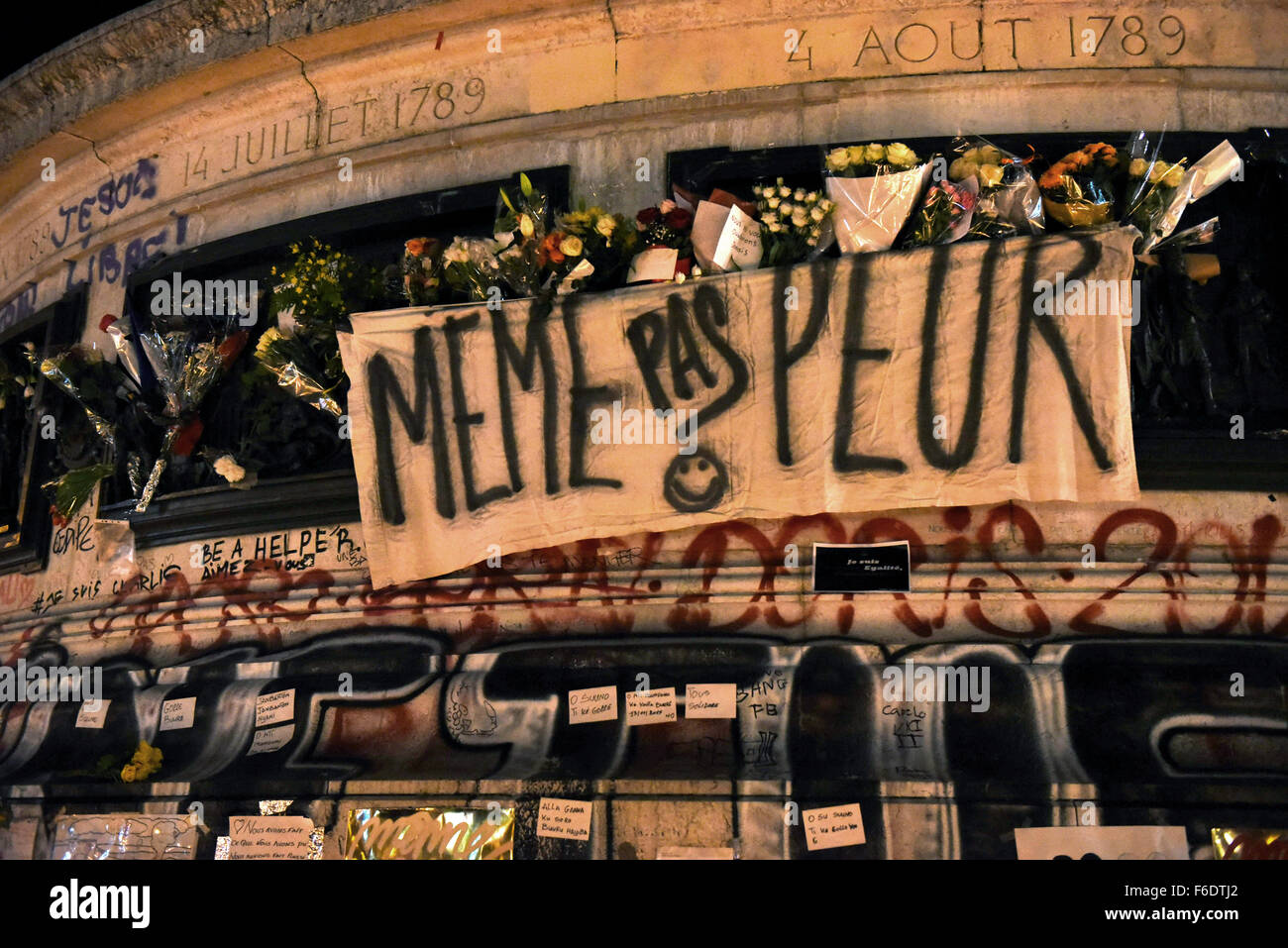 15. November 2015 - Paris Place De La Republique 2. Tag nach der Paris-Terror-Anschlag.  Paris-Terror-Anschlag lässt bis zu 100 Stockfoto